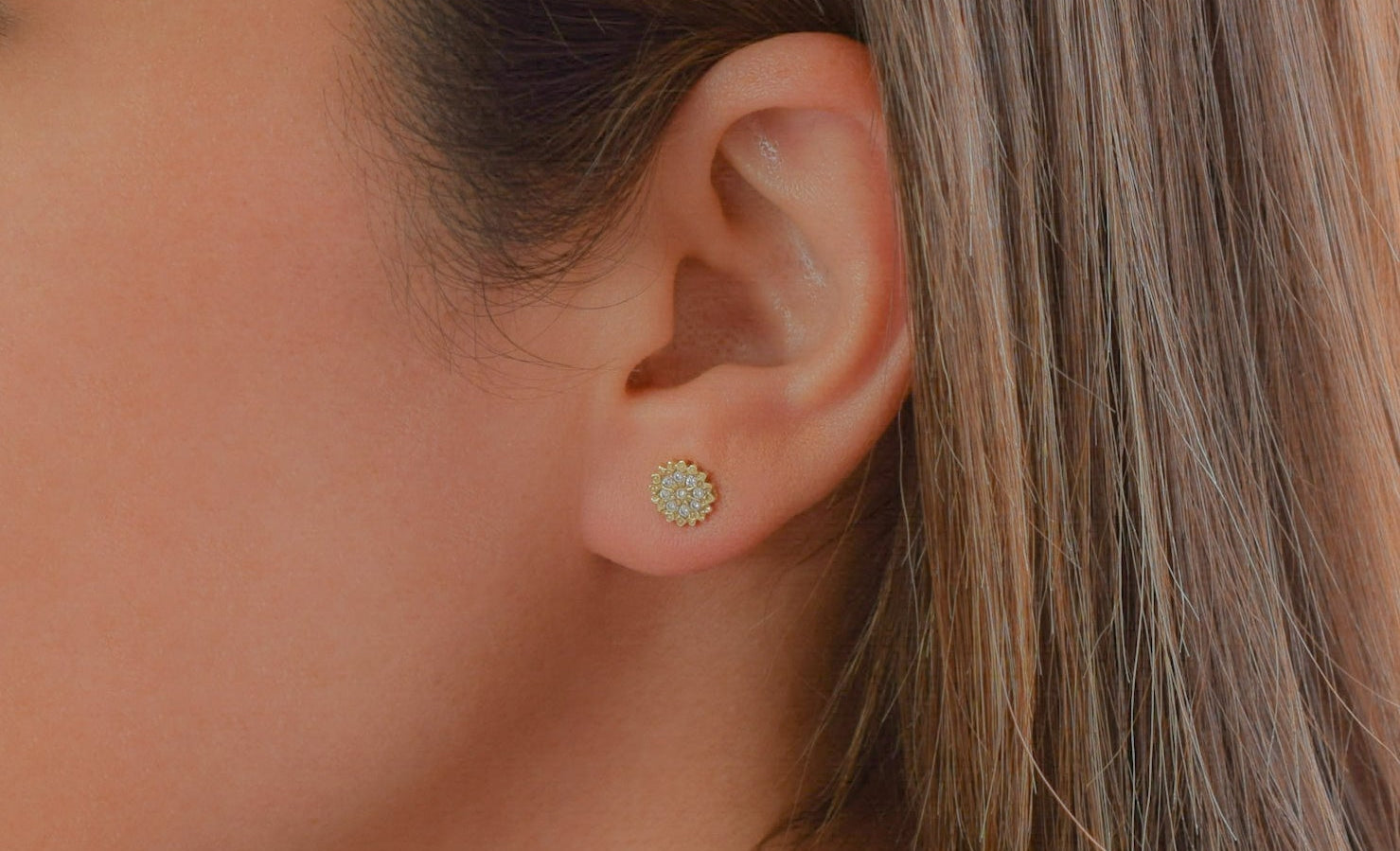 14k gouden bloemen oorbellen, gouden bloemen oorknoppen, oorbellen 14k bloemen motief oorbellen, oorknoppen 14karaat kleine bloemen met stenen