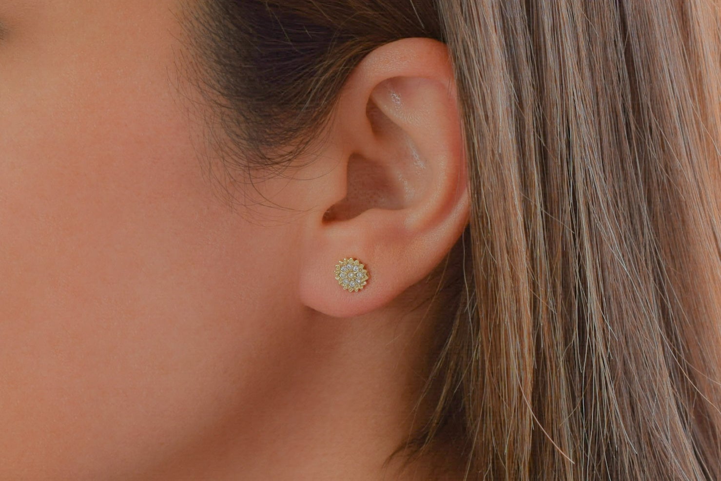 14k gouden bloemen oorbellen, gouden bloemen oorknoppen, oorbellen 14k bloemen motief oorbellen, oorknoppen 14karaat kleine bloemen met stenen