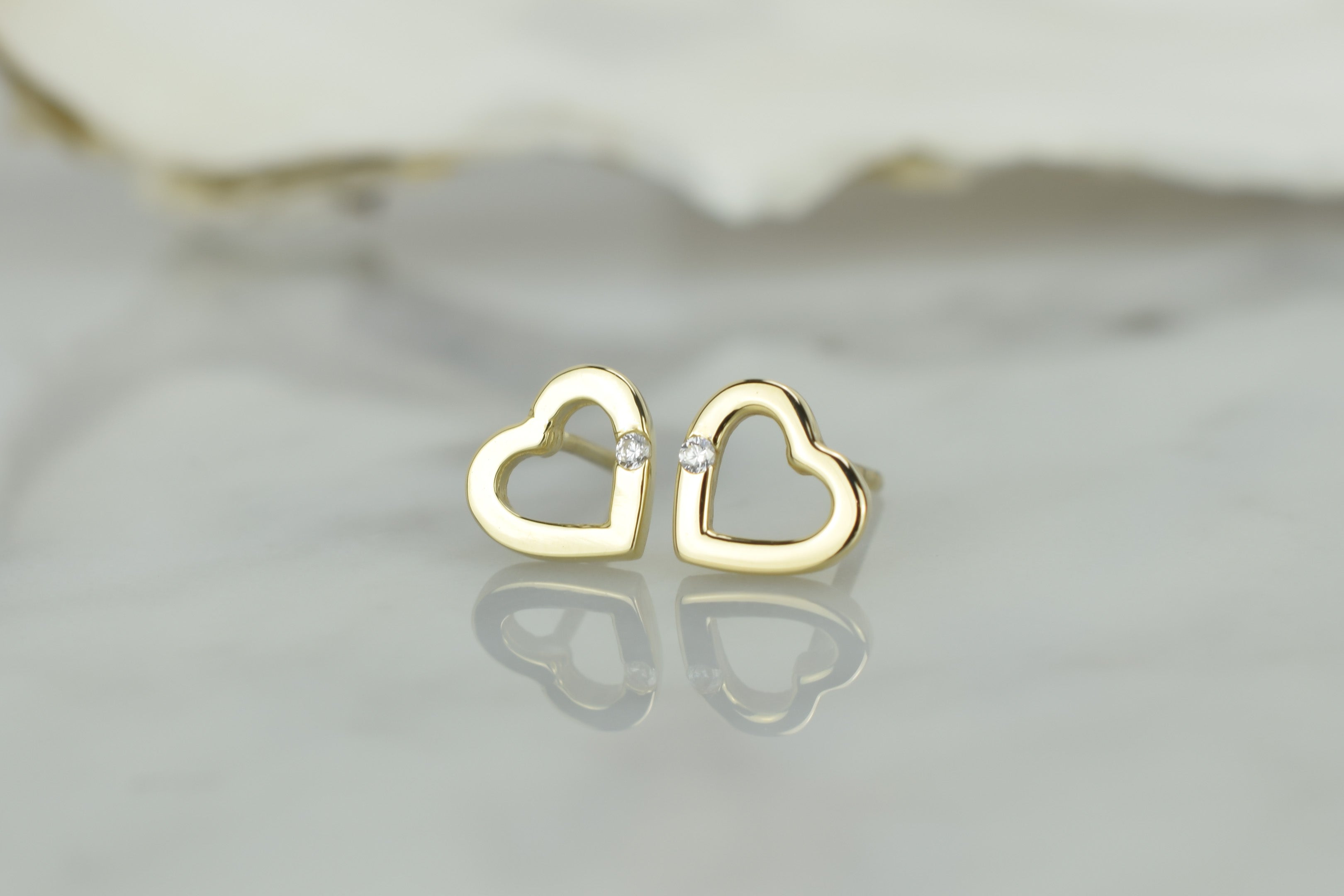 14 karaat oorbellen, hartjes oorknoppen met steen, dames oorknoppen hartjes met steen, subtiele hartjes oorbellen