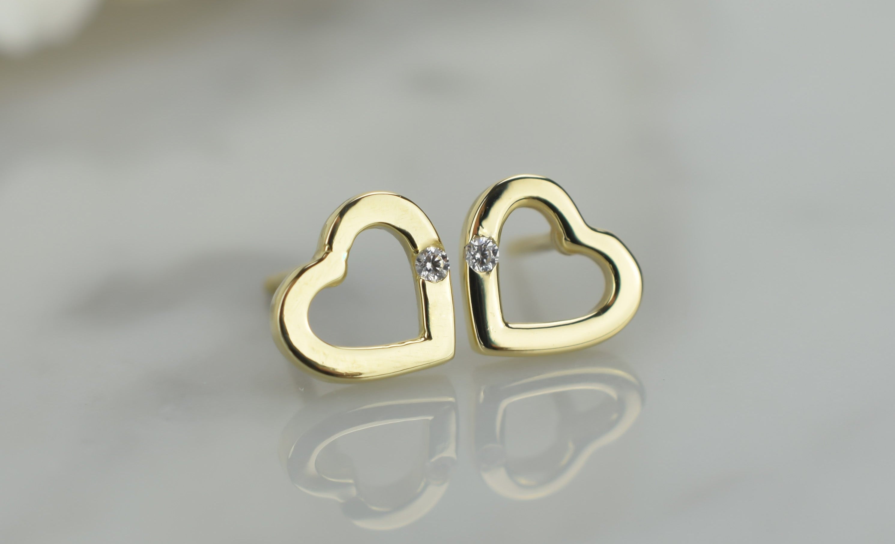14 karaat oorbellen, hartjes oorknoppen met steen, dames oorknoppen hartjes met steen, subtiele hartjes oorbellen