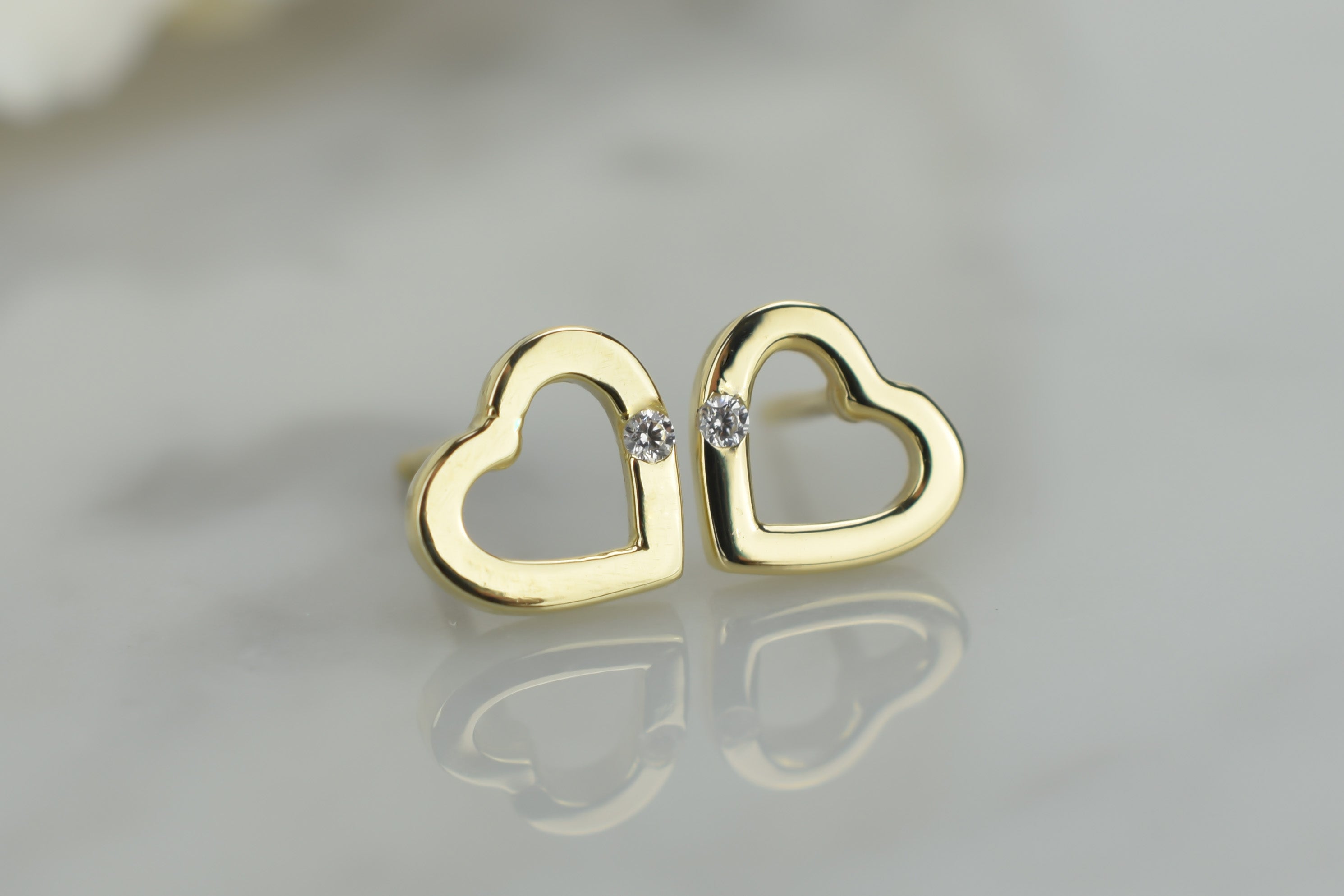 14 karaat oorbellen, hartjes oorknoppen met steen, dames oorknoppen hartjes met steen, subtiele hartjes oorbellen
