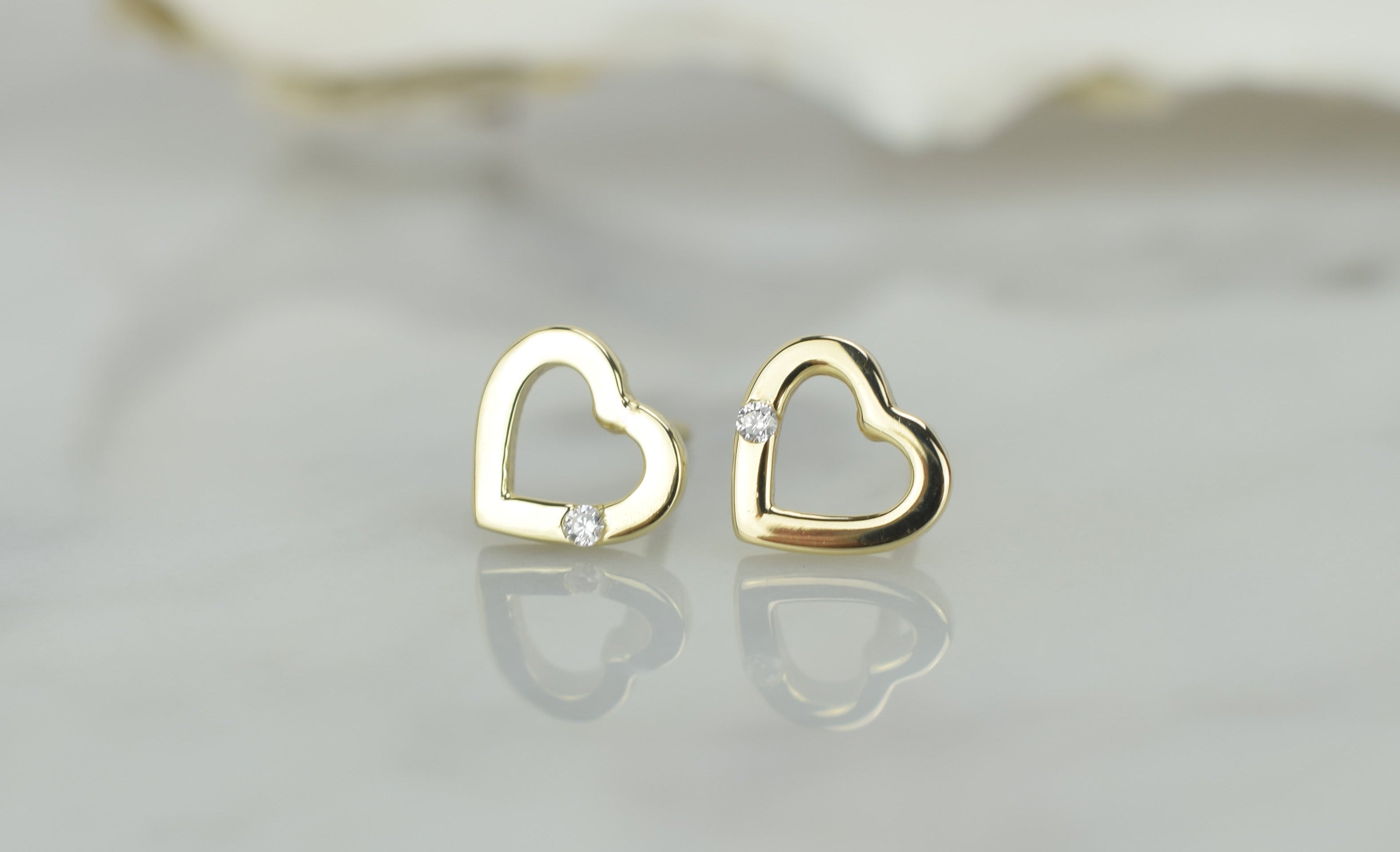 14 karaat oorbellen, hartjes oorknoppen met steen, dames oorknoppen hartjes met steen, subtiele hartjes oorbellen