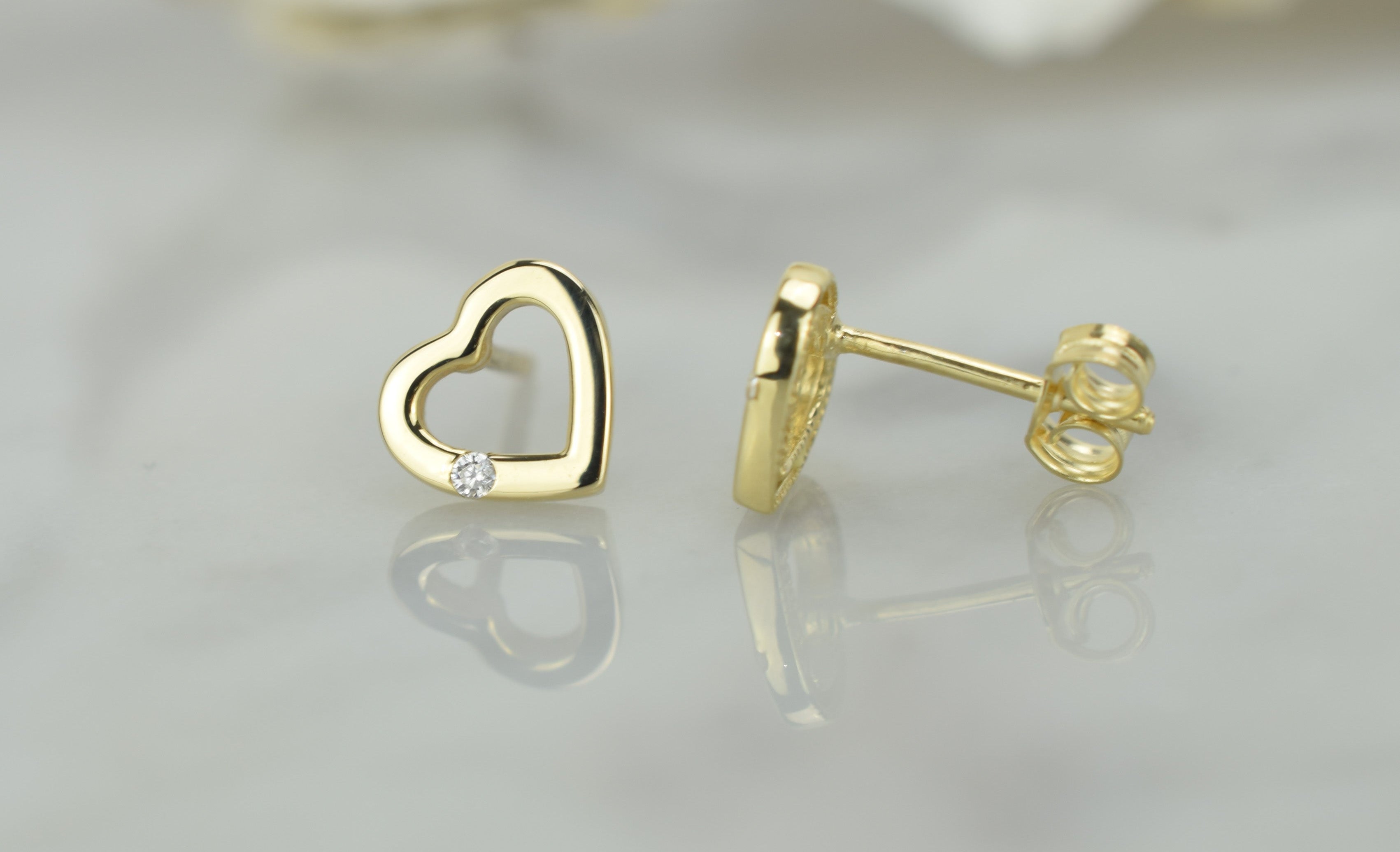 14 karaat oorbellen, hartjes oorknoppen met steen, dames oorknoppen hartjes met steen, subtiele hartjes oorbellen
