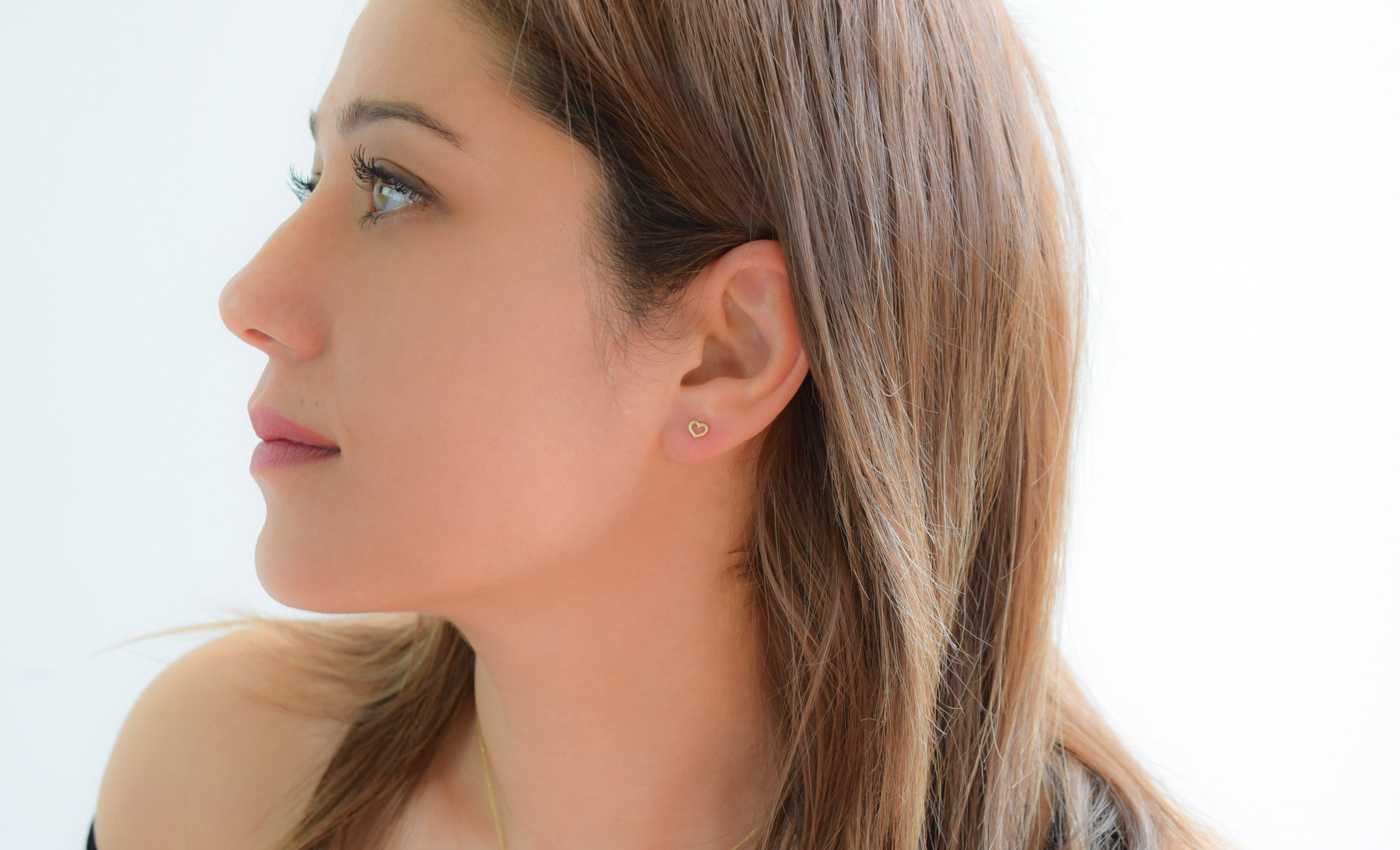 Gouden hart oorknoppen, 14 karaat oorbellen, oorbellen open hartjes, 14k kleine hartjes oorknoppen goud, oorbellen gouden voor dames, kinder gouden oorbellen hartjes, geborstelde goud oorbellen