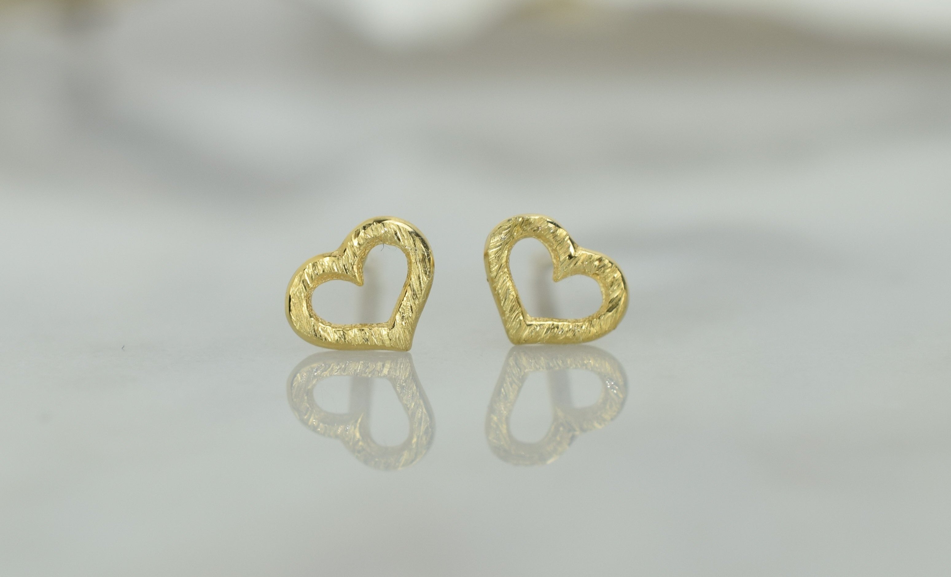 Gouden hart oorknoppen, 14 karaat oorbellen, oorbellen open hartjes, 14k kleine hartjes oorknoppen goud, oorbellen gouden voor dames, kinder gouden oorbellen hartjes, geborstelde goud oorbellen