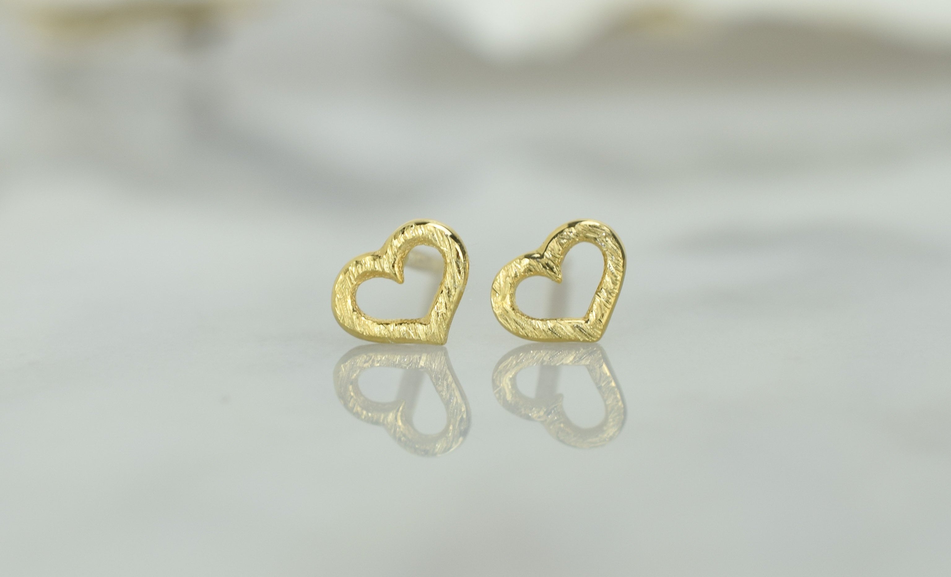 Gouden hart oorknoppen, 14 karaat oorbellen, oorbellen open hartjes, 14k kleine hartjes oorknoppen goud, oorbellen gouden voor dames, kinder gouden oorbellen hartjes, geborstelde goud oorbellen