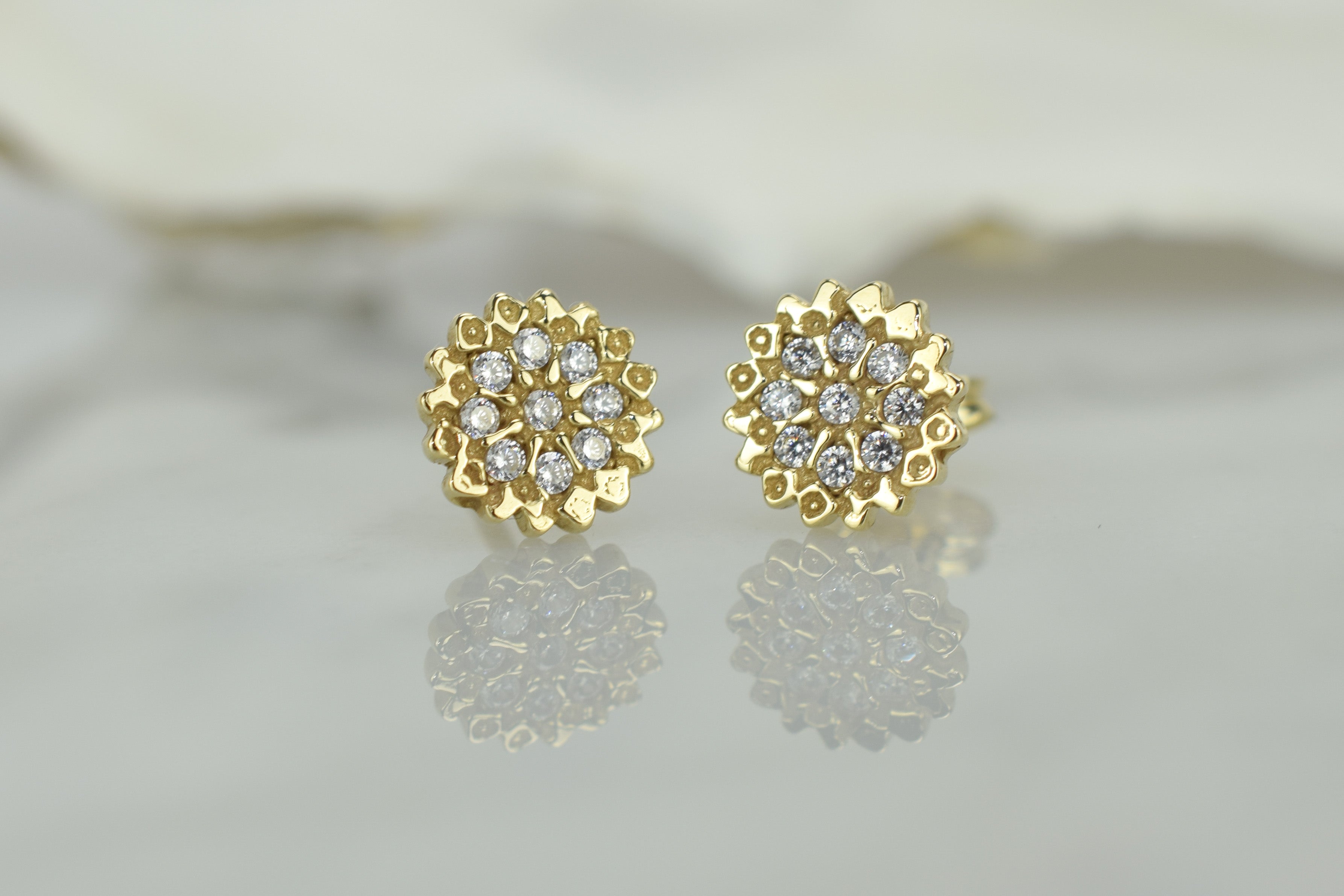 14k gouden bloemen oorbellen, gouden bloemen oorknoppen, oorbellen 14k bloemen motief oorbellen, oorknoppen 14karaat kleine bloemen met stenen