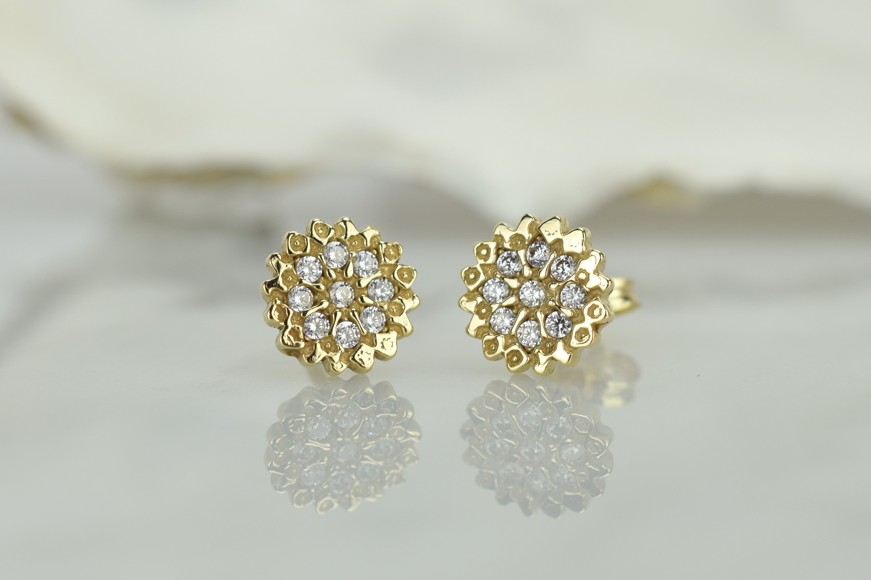 14k gouden bloemen oorbellen, gouden bloemen oorknoppen, oorbellen 14k bloemen motief oorbellen, oorknoppen 14karaat kleine bloemen met stenen