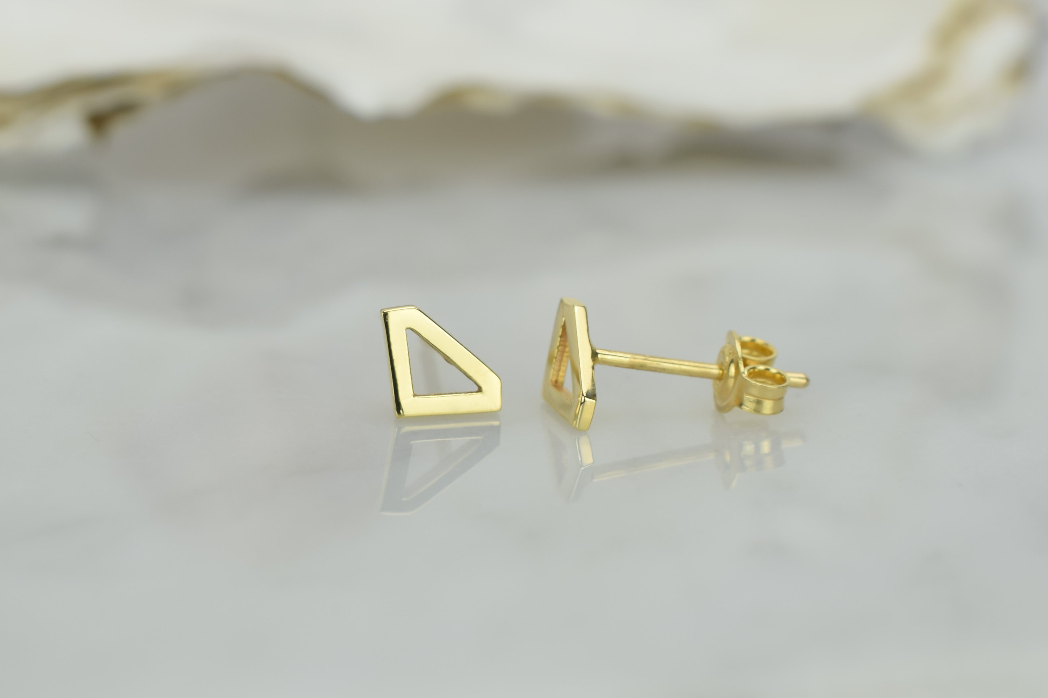 14k oorknoppen diamant, diamantvormige oorbellen goud, subtiele oorbellen goud, oorbellen 14k diamantvormige oorknoppen, oorbellen zonder stenen