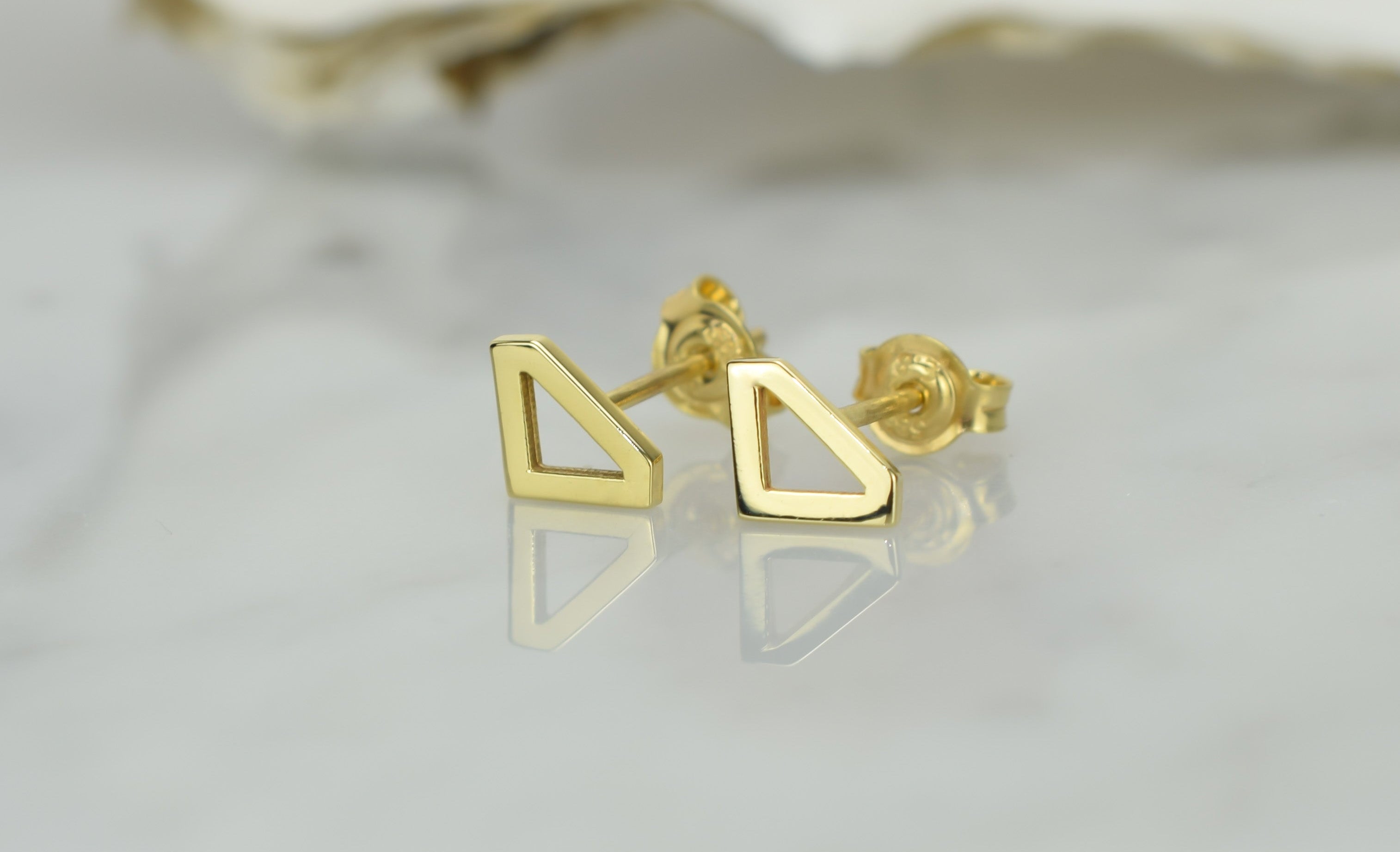 14k oorknoppen diamant, diamantvormige oorbellen goud, subtiele oorbellen goud, oorbellen 14k diamantvormige oorknoppen, oorbellen zonder stenen