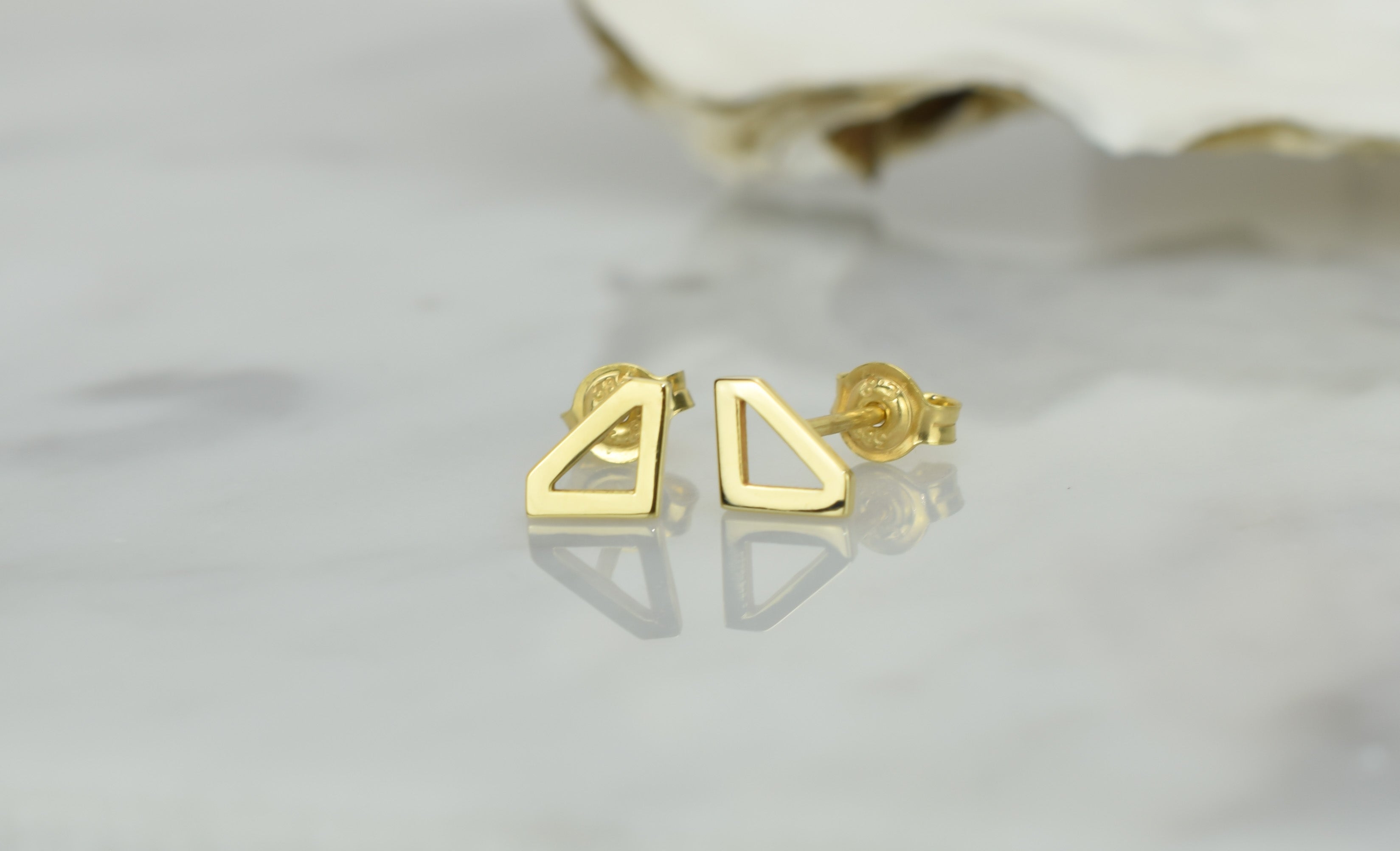 14k oorknoppen diamant, diamantvormige oorbellen goud, subtiele oorbellen goud, oorbellen 14k diamantvormige oorknoppen, oorbellen zonder stenen