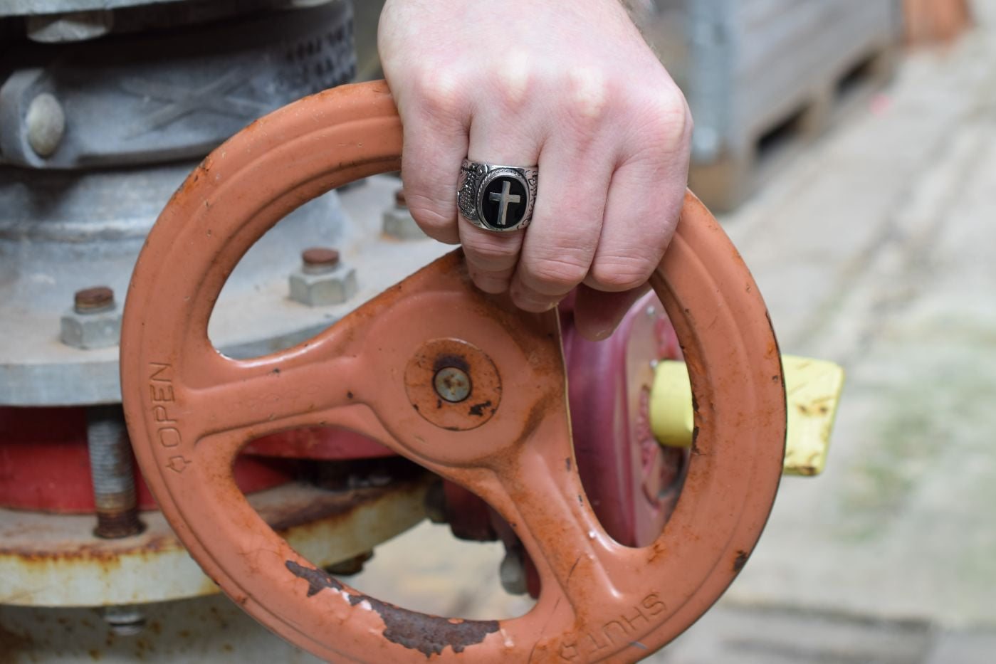 Mannen kruis ring, stoere mannen ring, mannen ring, kruis sieraad voor mannen, stalen ring, stalen kruis ring, grote mannen ring