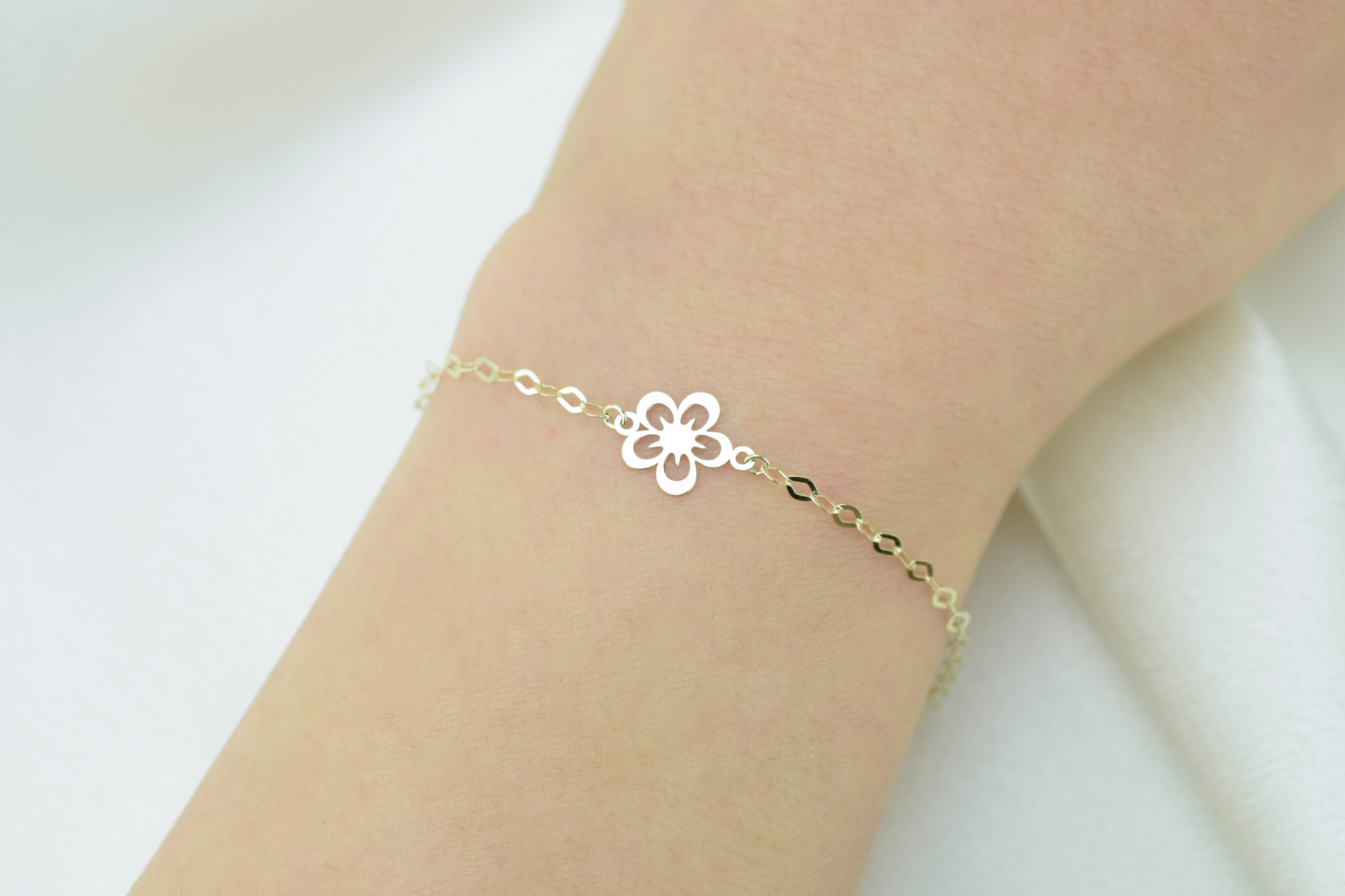 14k gouden armband met bloem, gouden dames bloem armband, armband voor dames met bloemhanger, gouden schakel armband met bloem goud, unieke gouden armband, BeMy Jewels armbanden