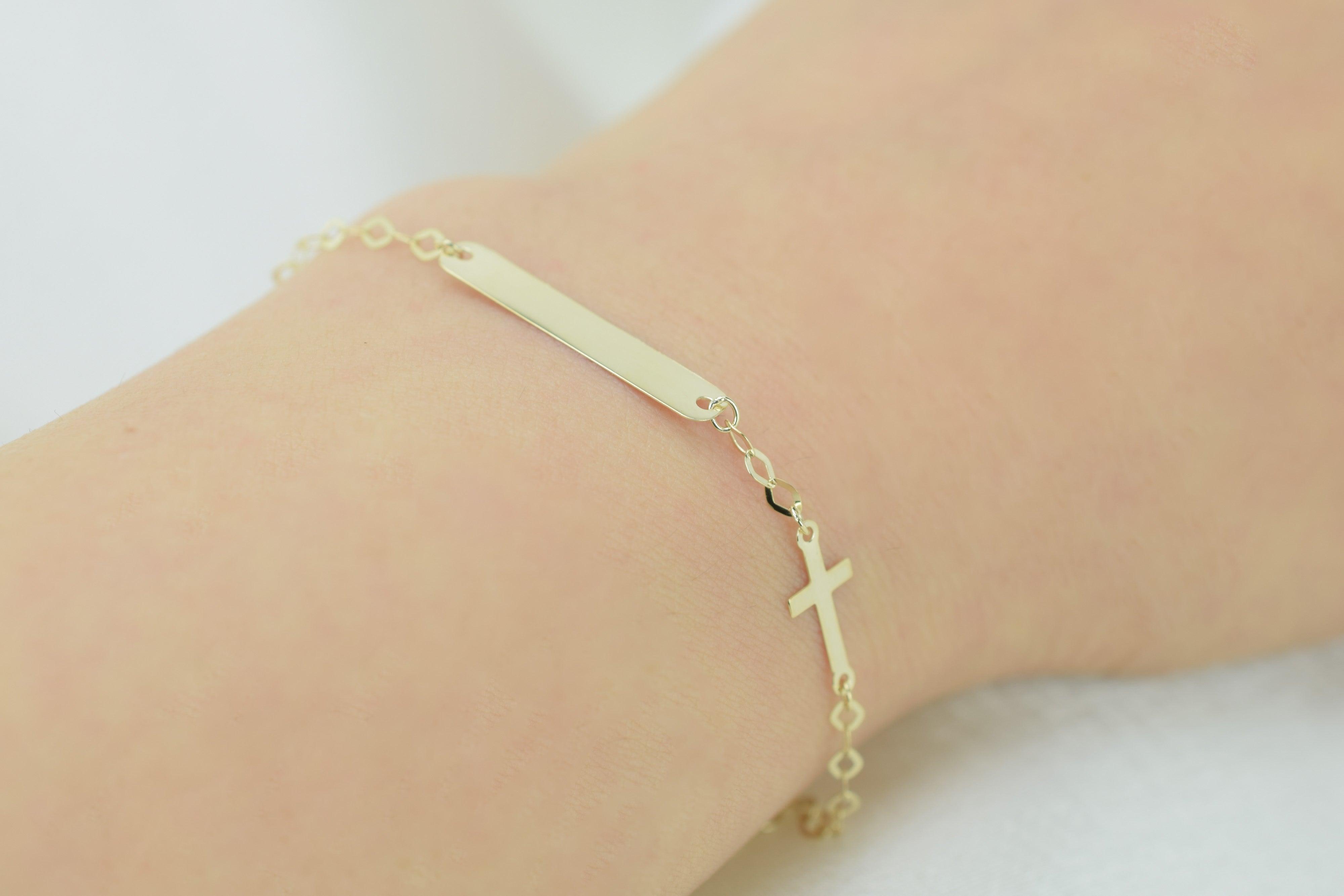 14k naamplaatje kinder armband, baby armband met plaatje, kruis naamplaatje baby armband, gouden kruis armband voor kinderen, kinder armband met kruis en graveerplaatje