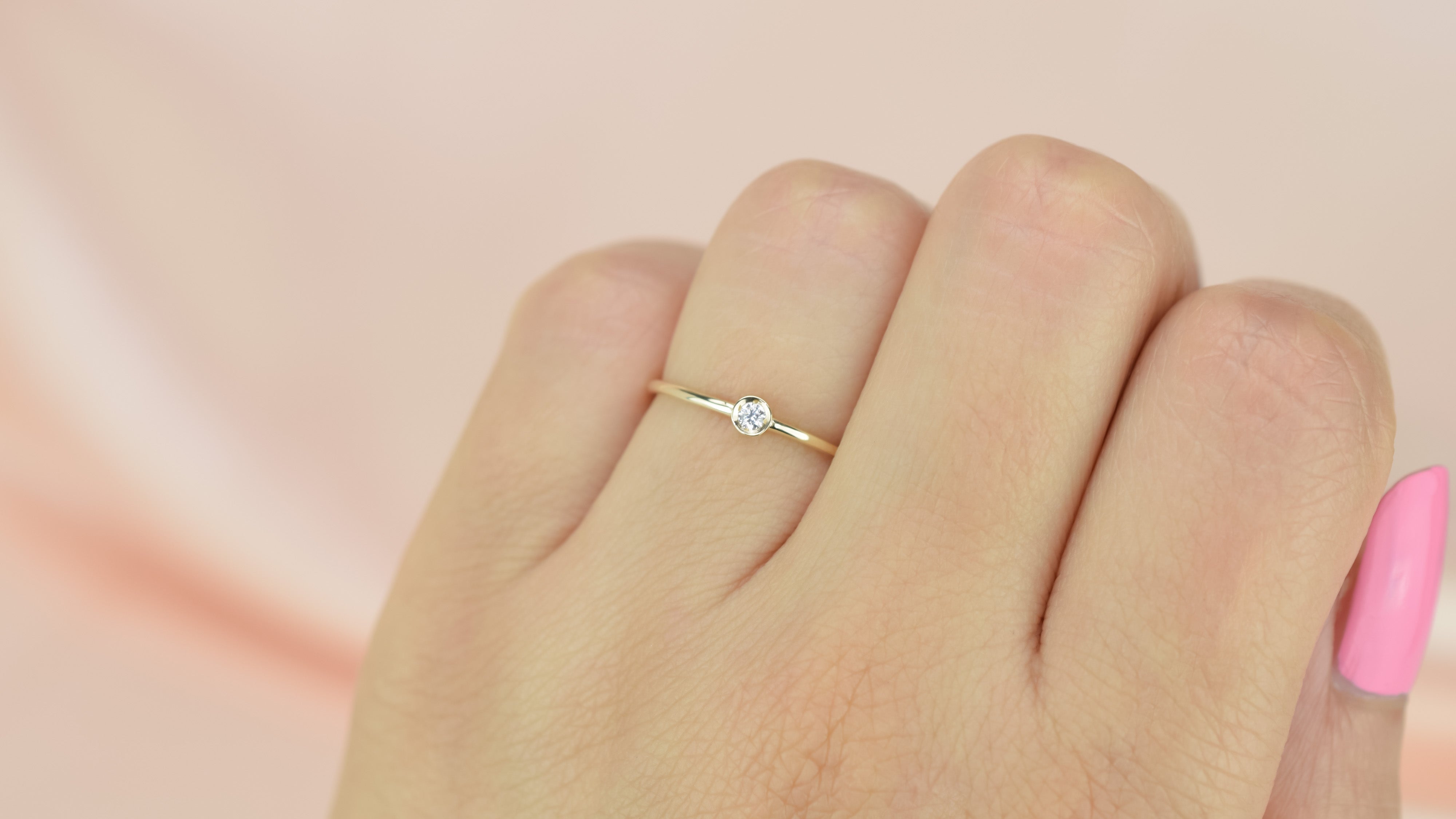 14k solitaire ring, petite gold ring, 14 karaat 2mm ring, solitaire 2mm ring, gouden stapel ring, dames ring goud, verlovingsring goud, 14k ring met steen