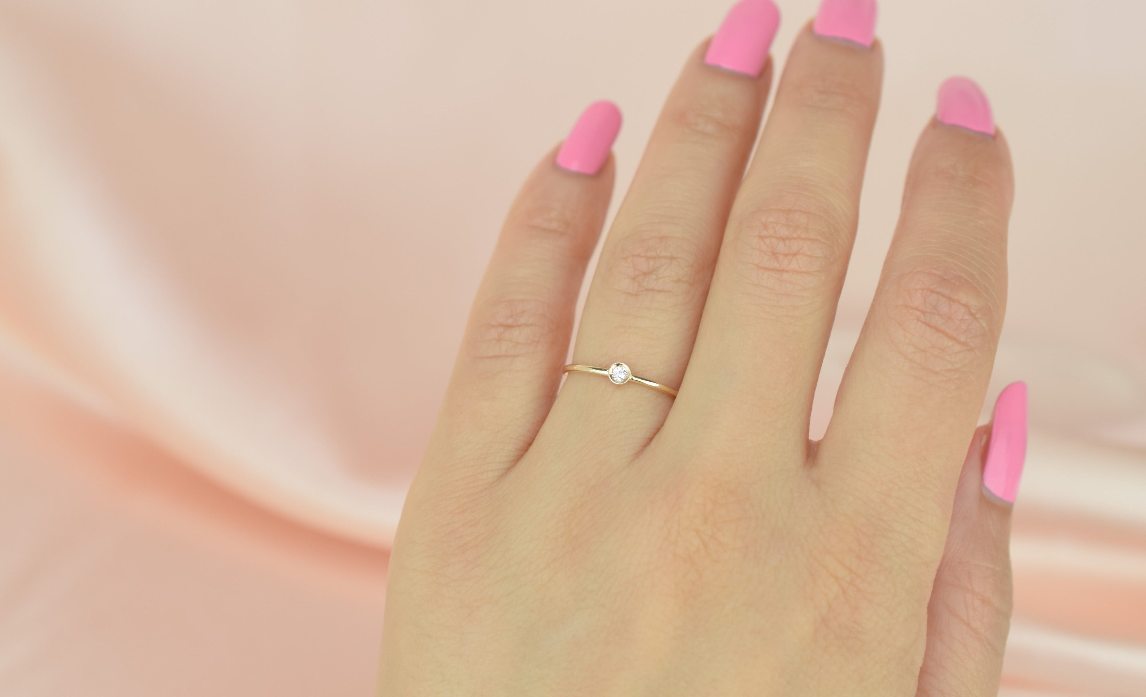 14k solitaire ring, petite gold ring, 14 karaat 2mm ring, solitaire 2mm ring, gouden stapel ring, dames ring goud, verlovingsring goud, 14k ring met steen