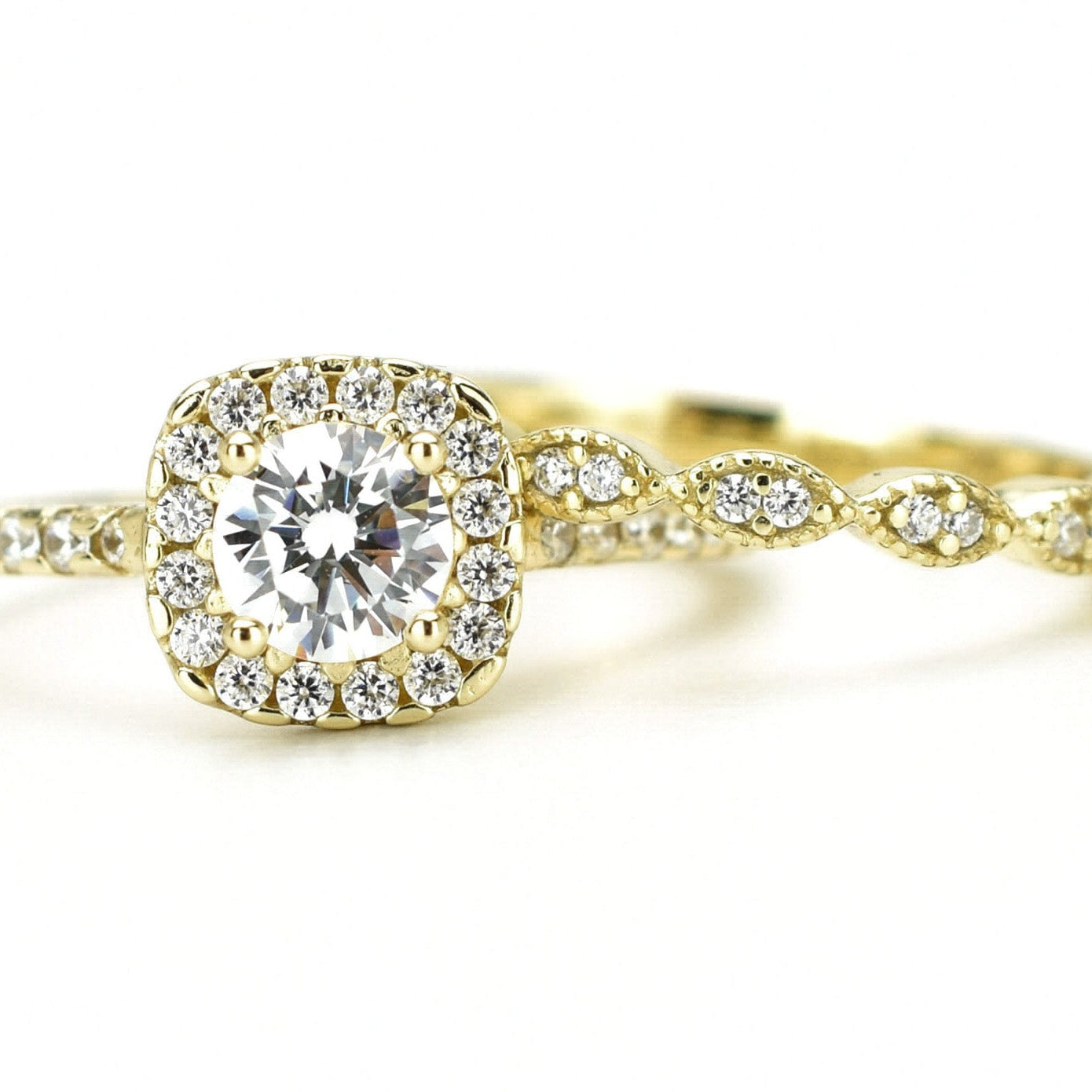 verlovingsring goud, gouden verlovingsring, zilveren verlovingsring, rosegouden verlovingsring, ring met stenen, solitaire zilveren ring met solitaire steen, vierkante ring, zilveren vierkante ring, gouden vierkante ring, ringenset goud, zilveren ringenset solitaire