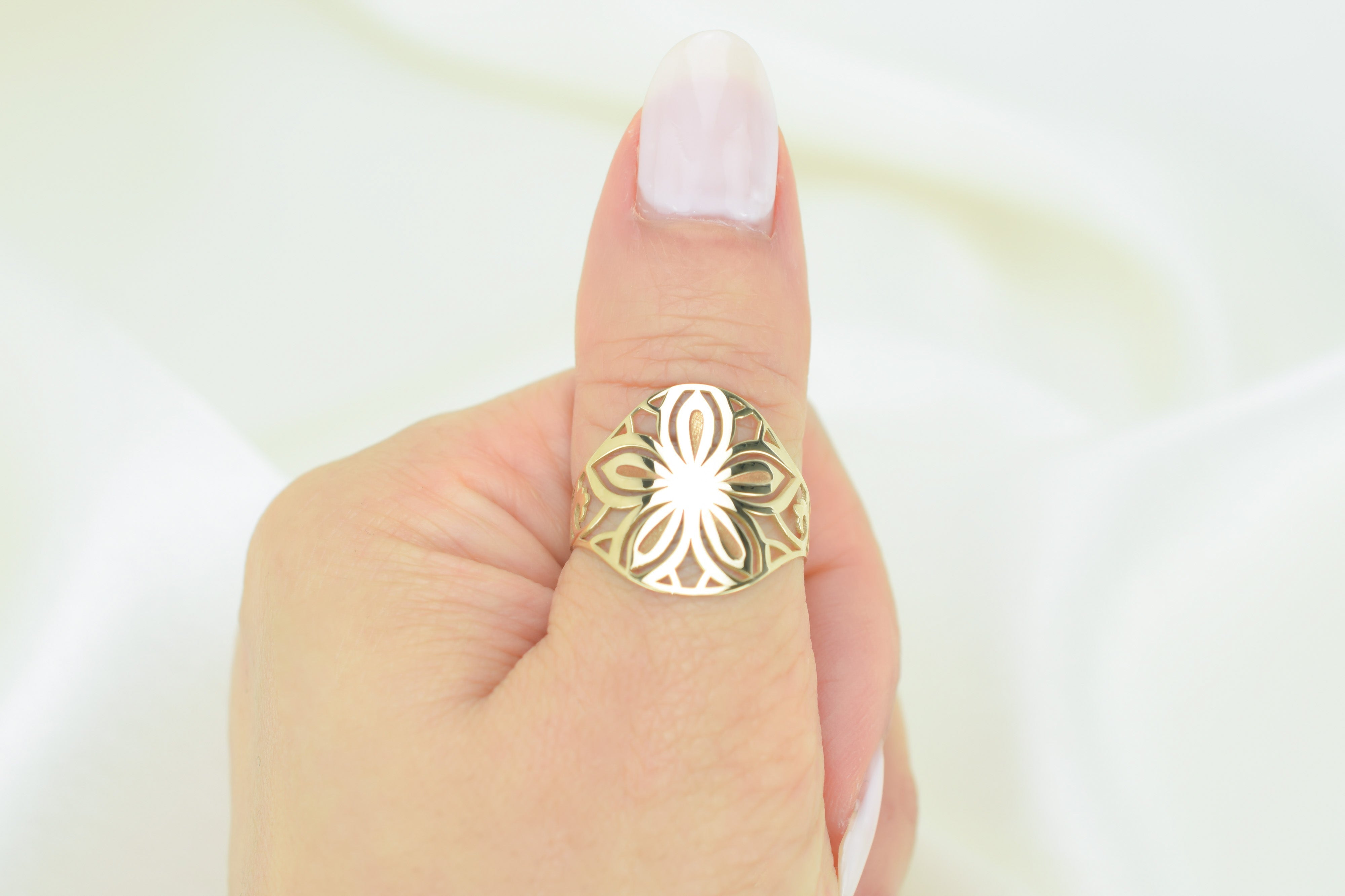 14k bloem Zegelring, Brede gouden ring, 14k Ring, Vrouwen Ring, Duim Ring, Statement Ring, Sieraden, Graveer Ring, Blaadjes Ring, Roos Ring