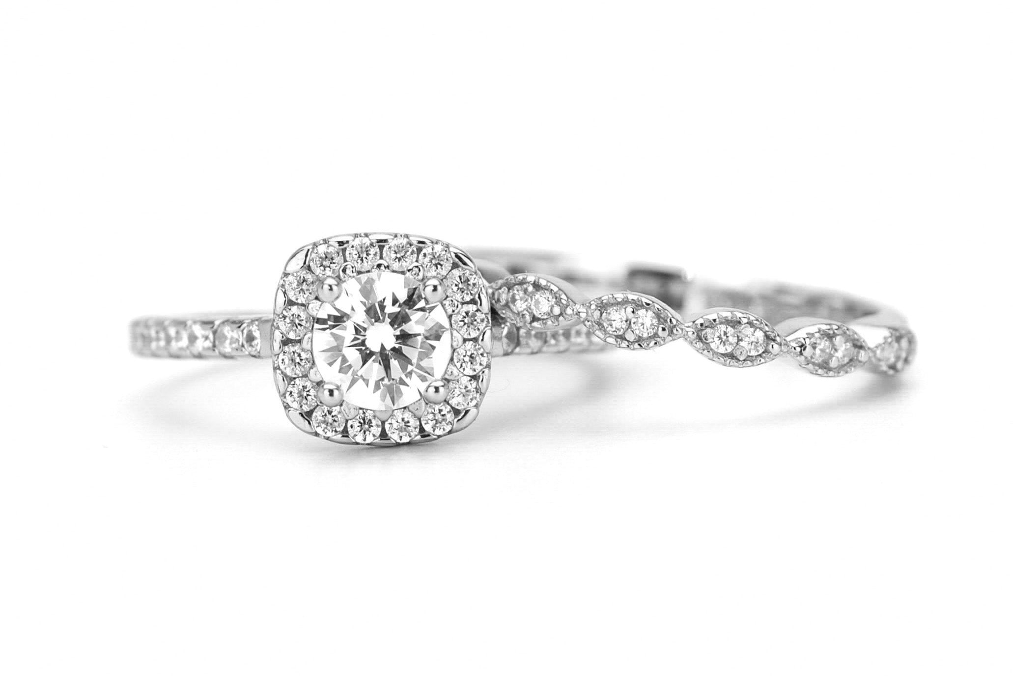 verlovingsring goud, gouden verlovingsring, zilveren verlovingsring, rosegouden verlovingsring, ring met stenen, solitaire zilveren ring met solitaire steen, vierkante ring, zilveren vierkante ring, gouden vierkante ring, ringenset goud, zilveren ringenset solitaire