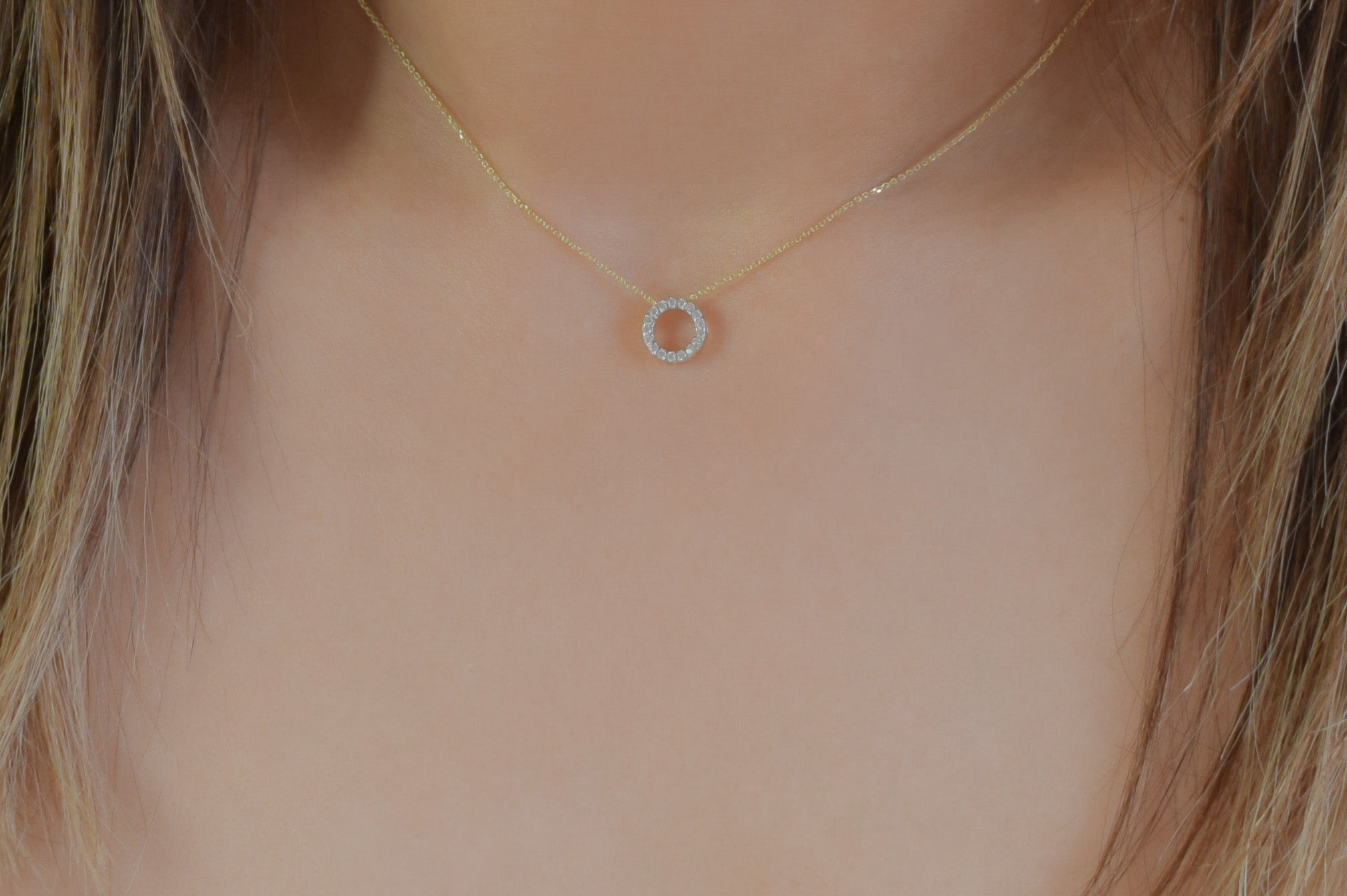 cirkel ketting 14k, ketting met stenen goud, gouden ketting rondje, rondje ketting goud, 14 karaat gouden ketting, dames ketting 14 karaat, ketting met rondje, verstelbare ketting 14k, dames ketting met stenen goud