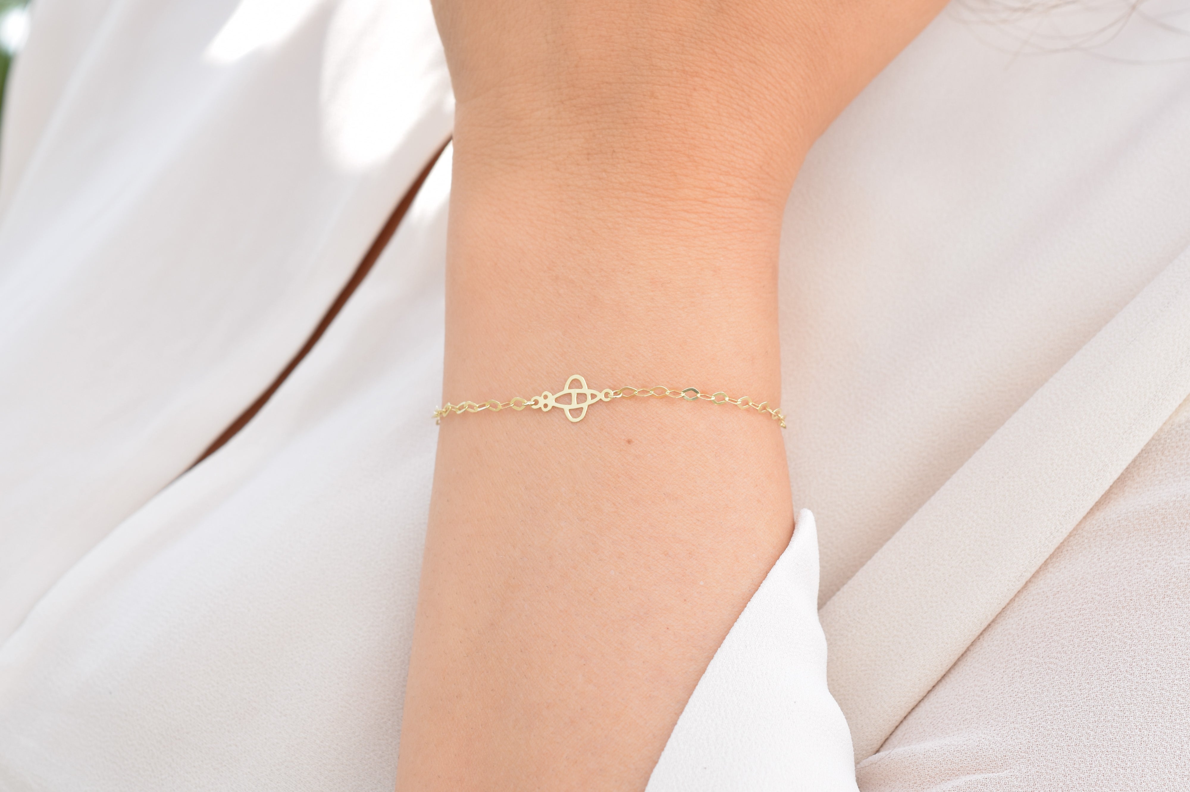 dames armband goud, Dames vliegtuig armband, bedelarmband goud met vliegtuigje, 14 karaat vliegtuig bedel armband, gouden bedel armband, armbandje goud met vliegtuigje, moeder kind armbanden, gouden moeder kind sieraden, schakel armband bedel vliegtuig