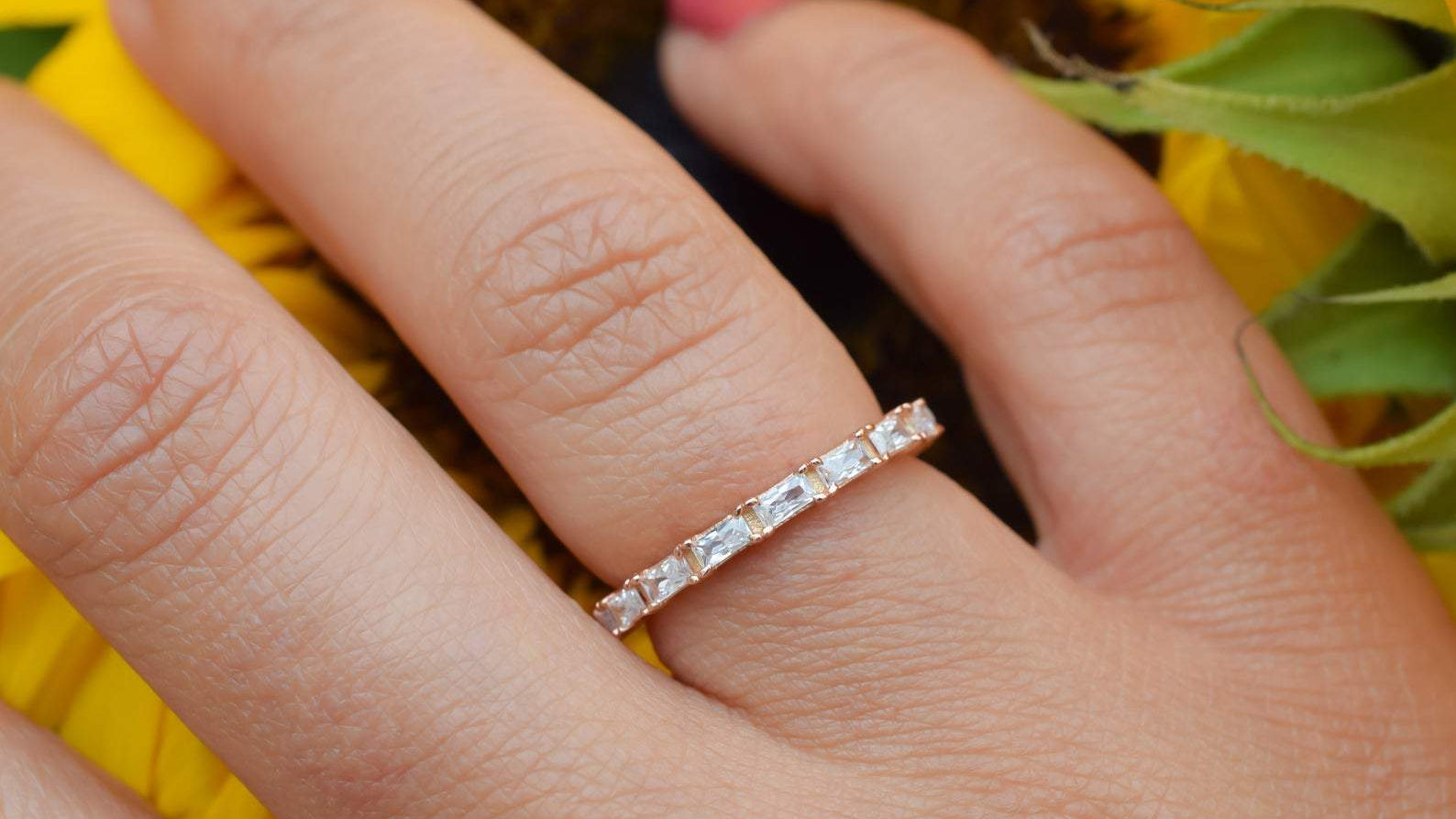 aanschuifring goud, gouden aanschuifring met stenen, verlovingsring zilver, zilveren ring, stapelring zilver, zilveren ring met diamant, vierkante stenen ring, infinity ring met stenen