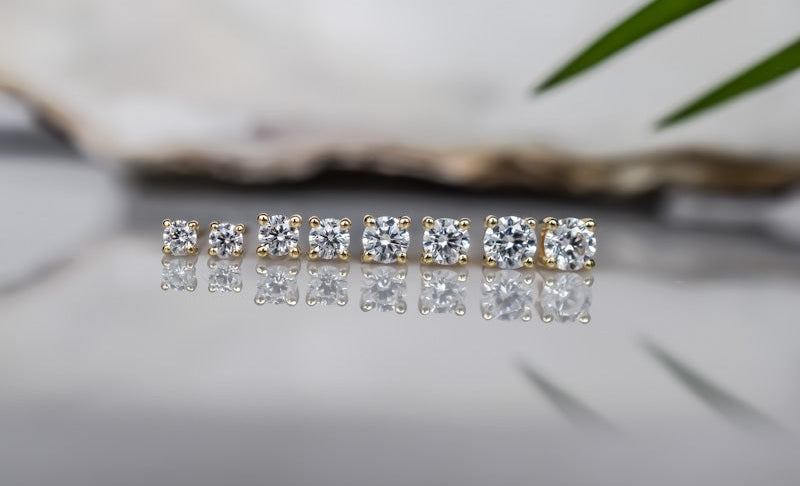 gouden witte oorknoppen, kleine gouden oorbellen met stenen, oorknoppen met witte stenen, gouden oorbellen met ronde stenen