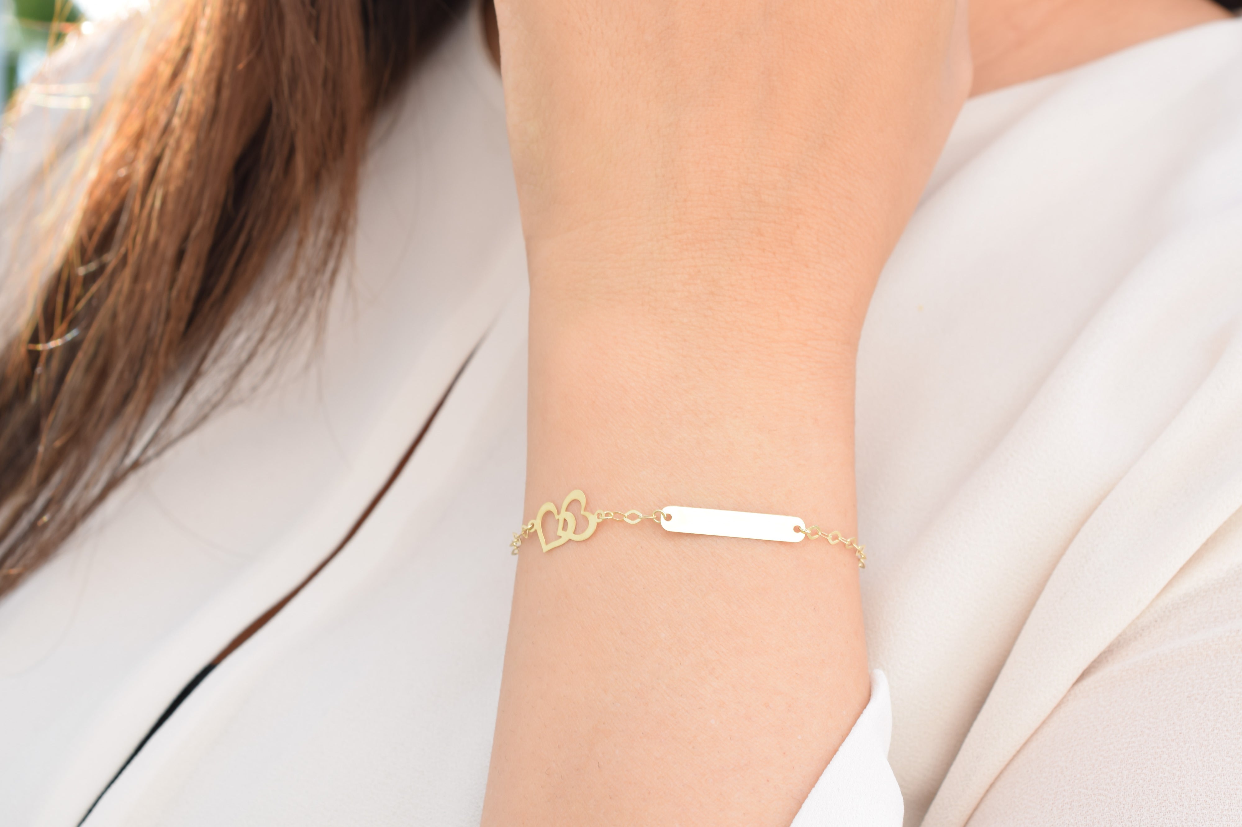 gouden naamplaatje armband, dames armband, gouden graveer armband, graveerplaatje met hartjes armband, schakelarmband, moeder kind armband goud