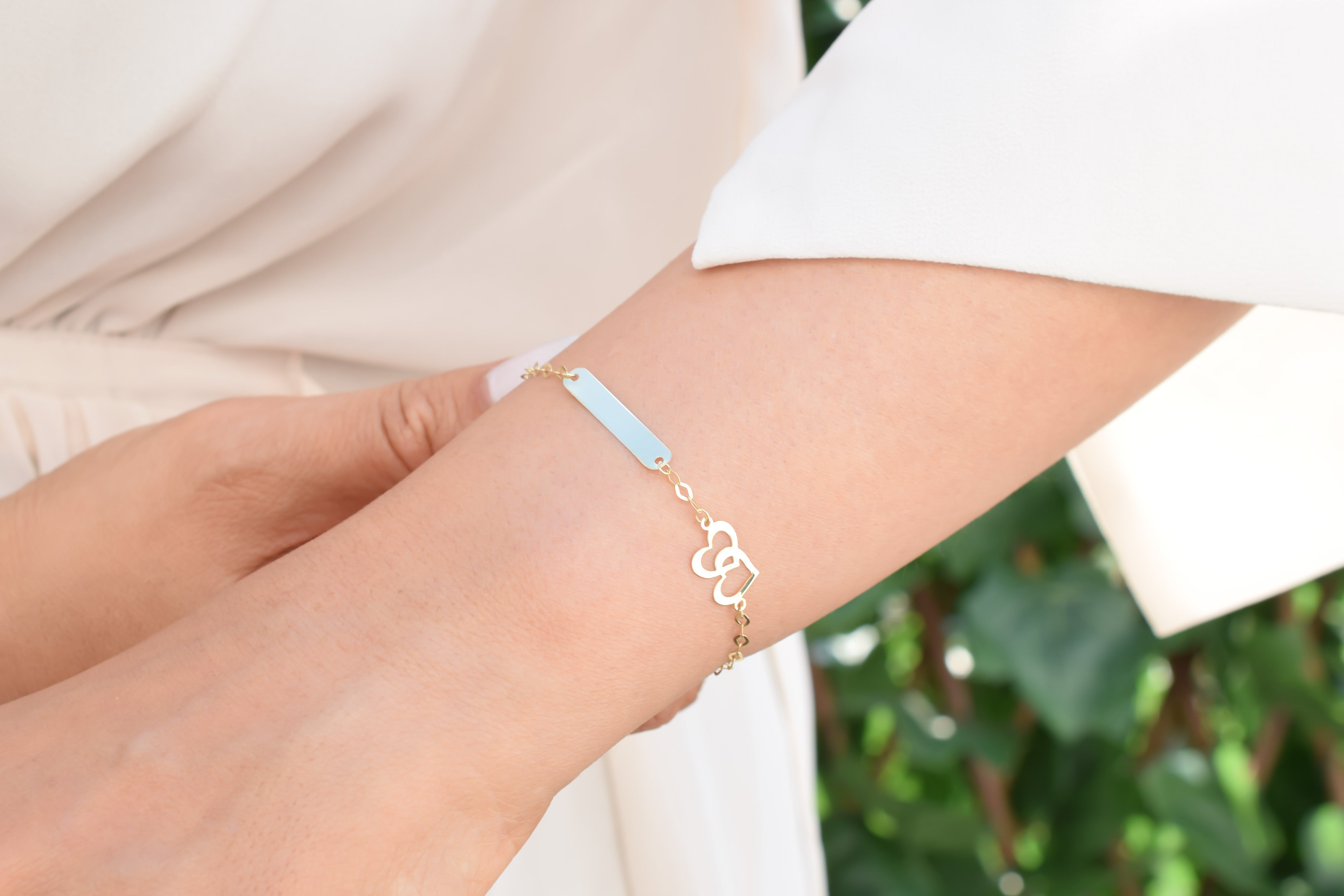 gouden naamplaatje armband, dames armband, gouden graveer armband, graveerplaatje met hartjes armband, schakelarmband, moeder kind armband goud