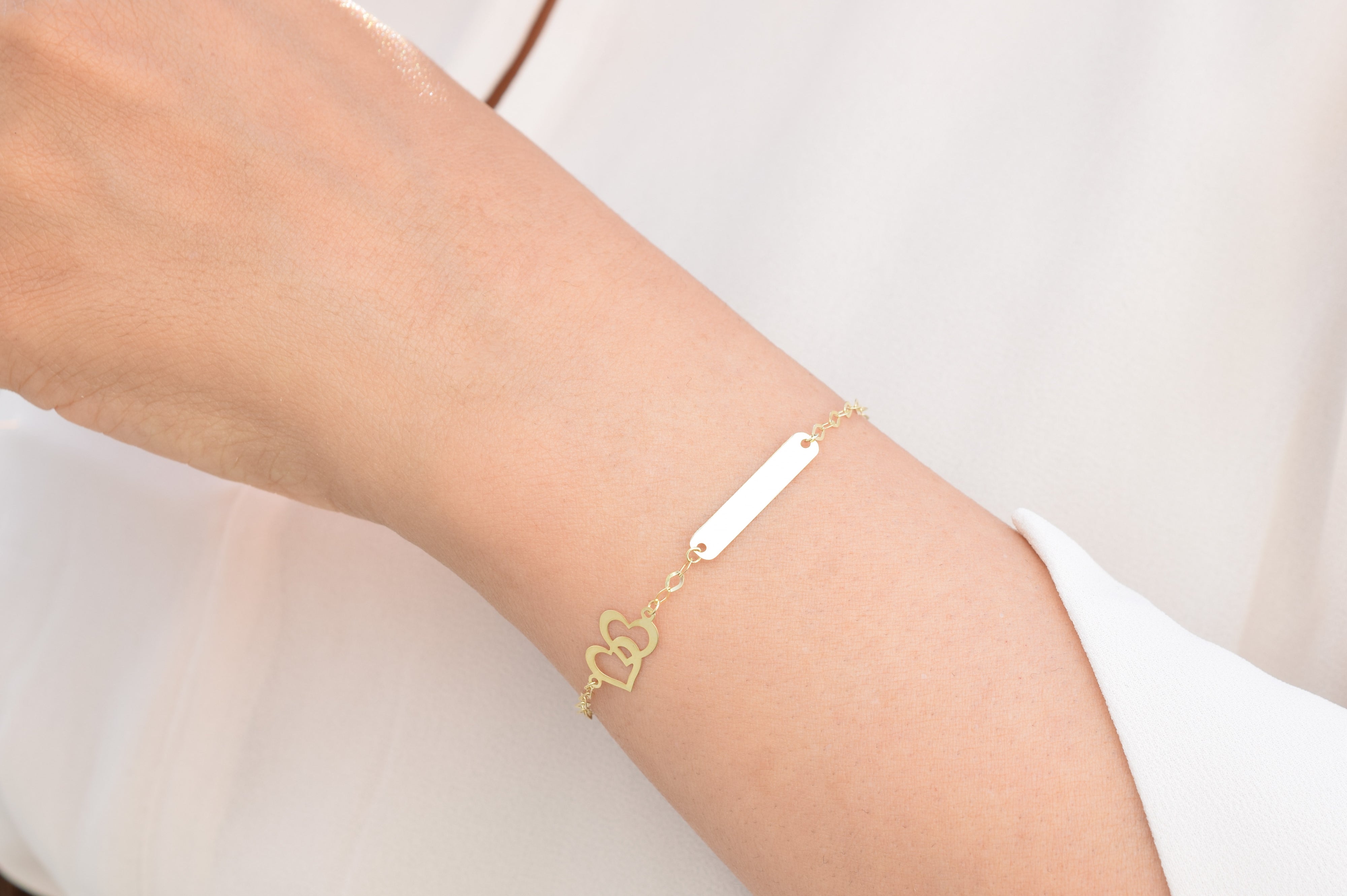 gouden naamplaatje armband, dames armband, gouden graveer armband, graveerplaatje met hartjes armband, schakelarmband, moeder kind armband goud