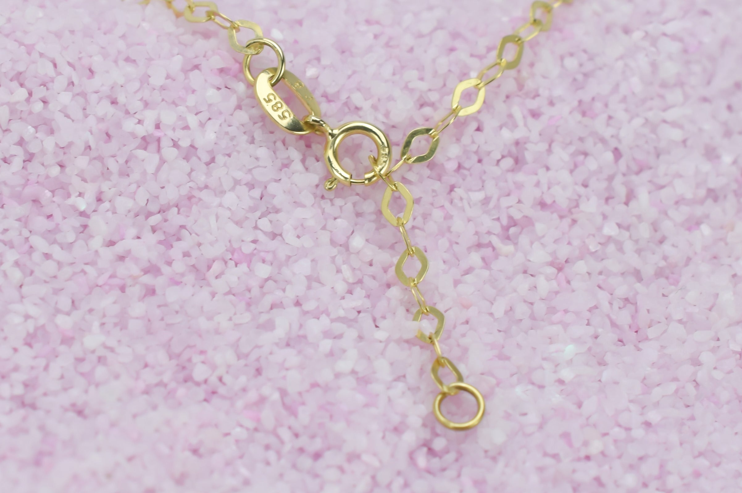 Gouden graveer armband, armband met een naamplaatje, gouden plaatjearmband, gouden plaatje armband met hart, dames hart armband