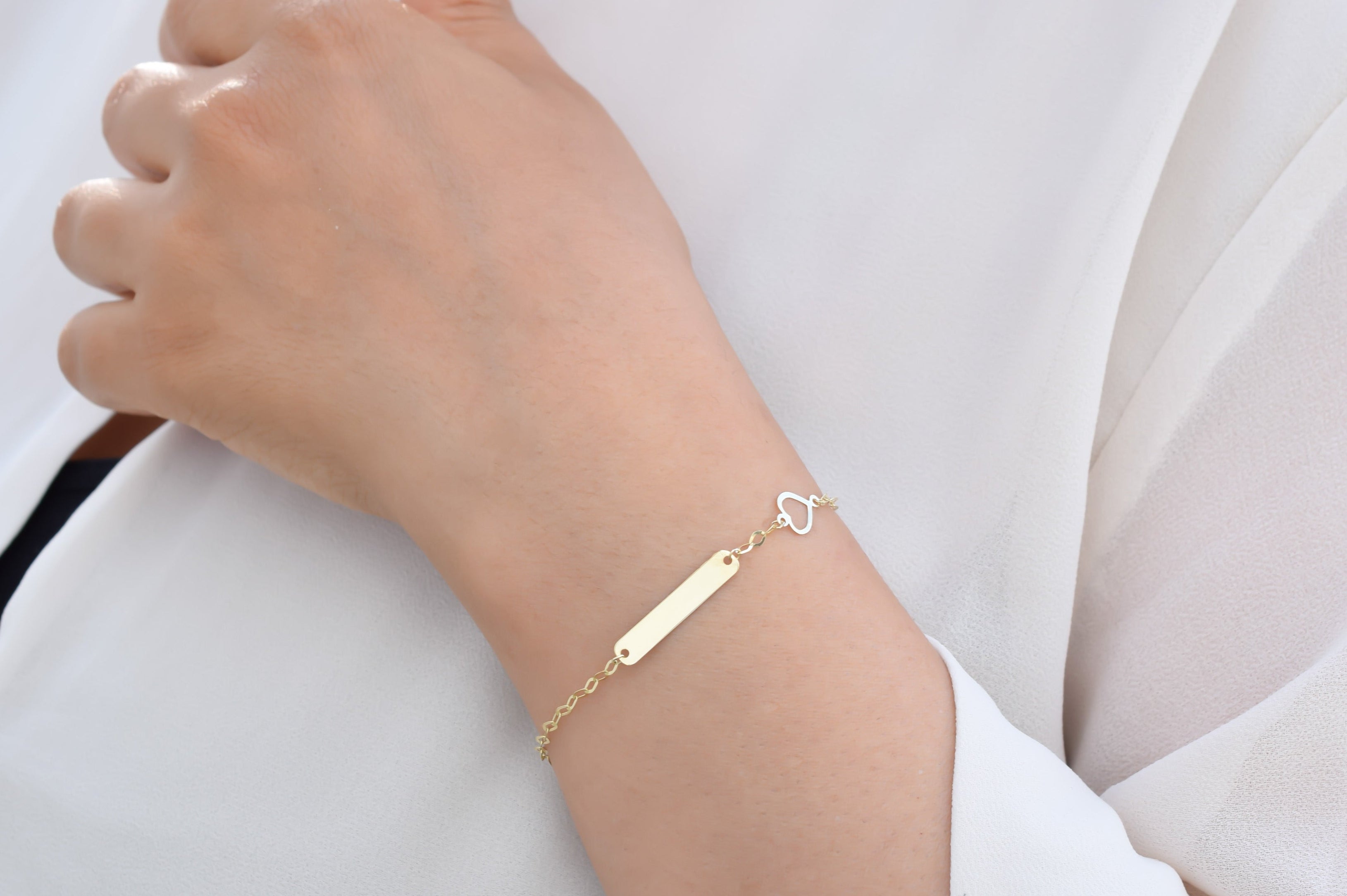 Gouden graveer armband, armband met een naamplaatje, gouden plaatjearmband, gouden plaatje armband met hart, dames hart armband