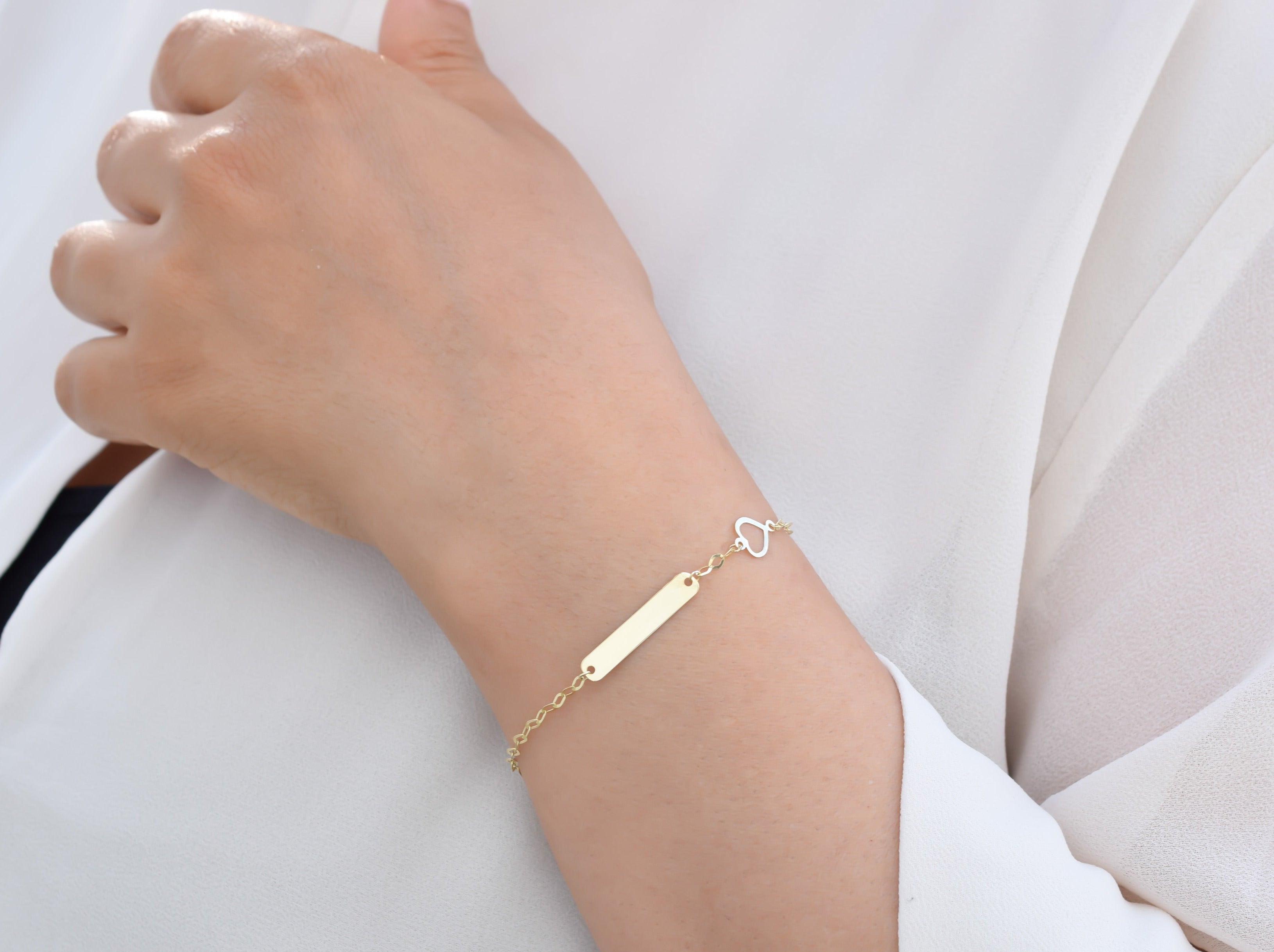 Gouden graveer armband, armband met een naamplaatje, gouden plaatjearmband, gouden plaatje armband met hart, dames hart armband