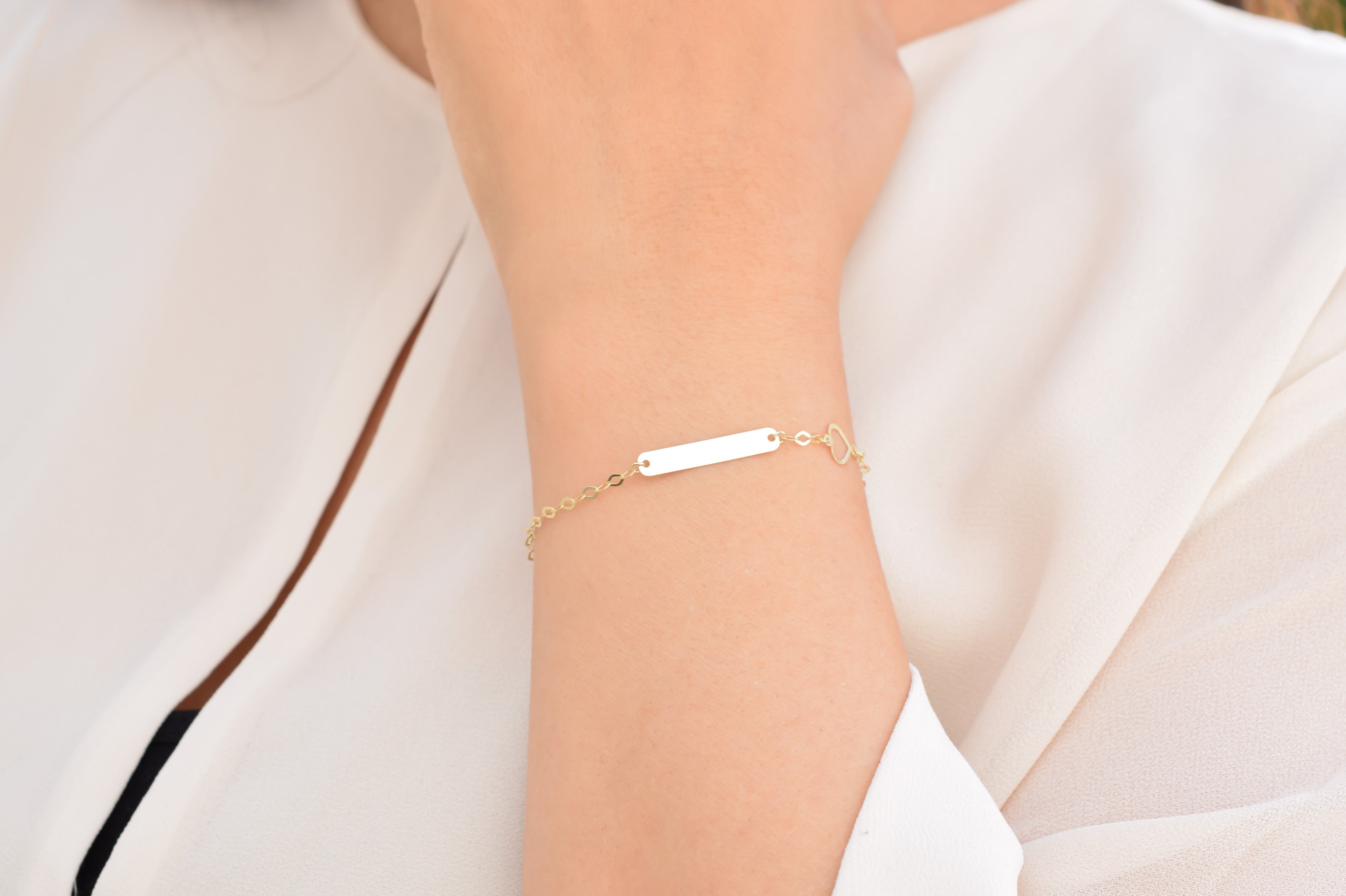 Gouden graveer armband, armband met een naamplaatje, gouden plaatjearmband, gouden plaatje armband met hart, dames hart armband