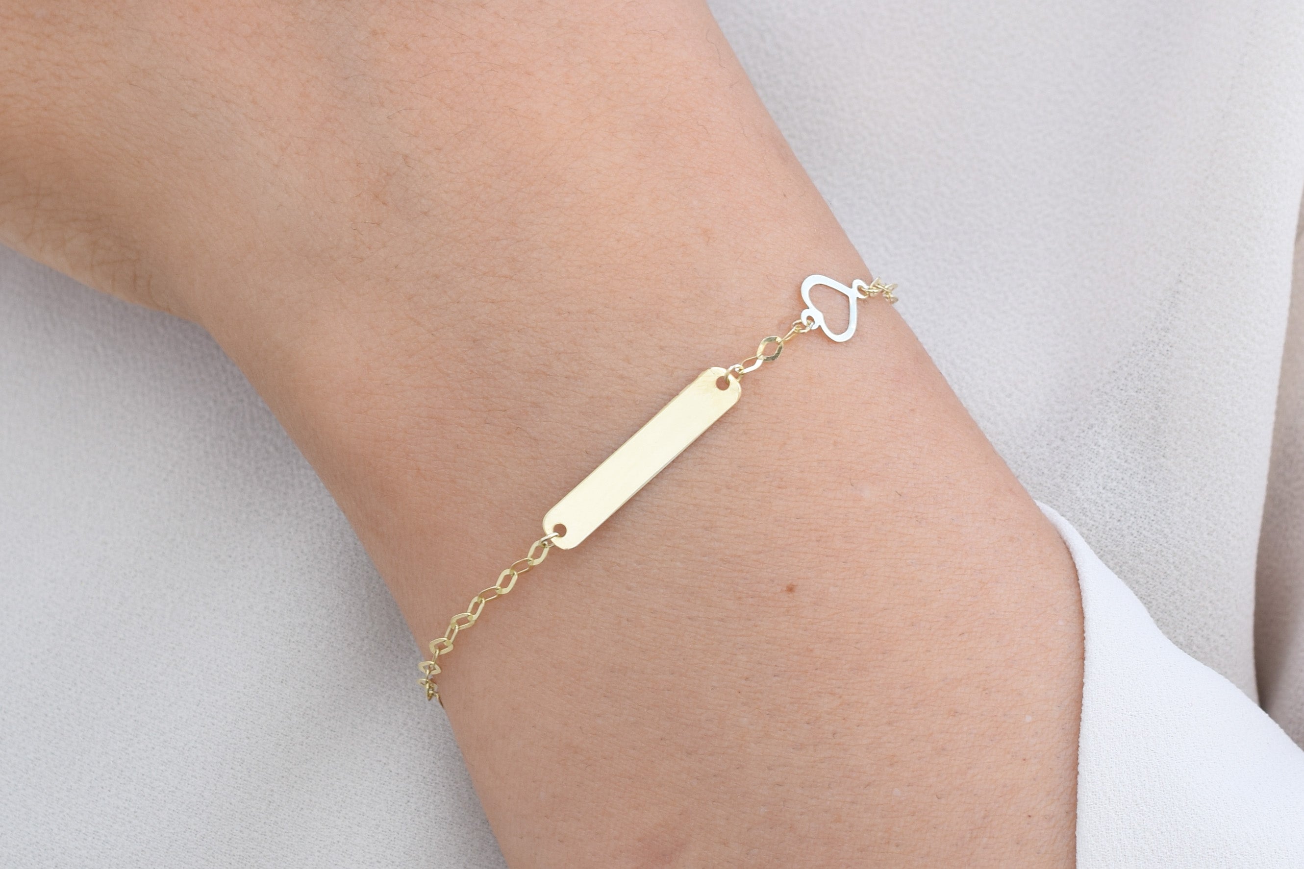 Gouden graveer armband, armband met een naamplaatje, gouden plaatjearmband, gouden plaatje armband met hart, dames hart armband