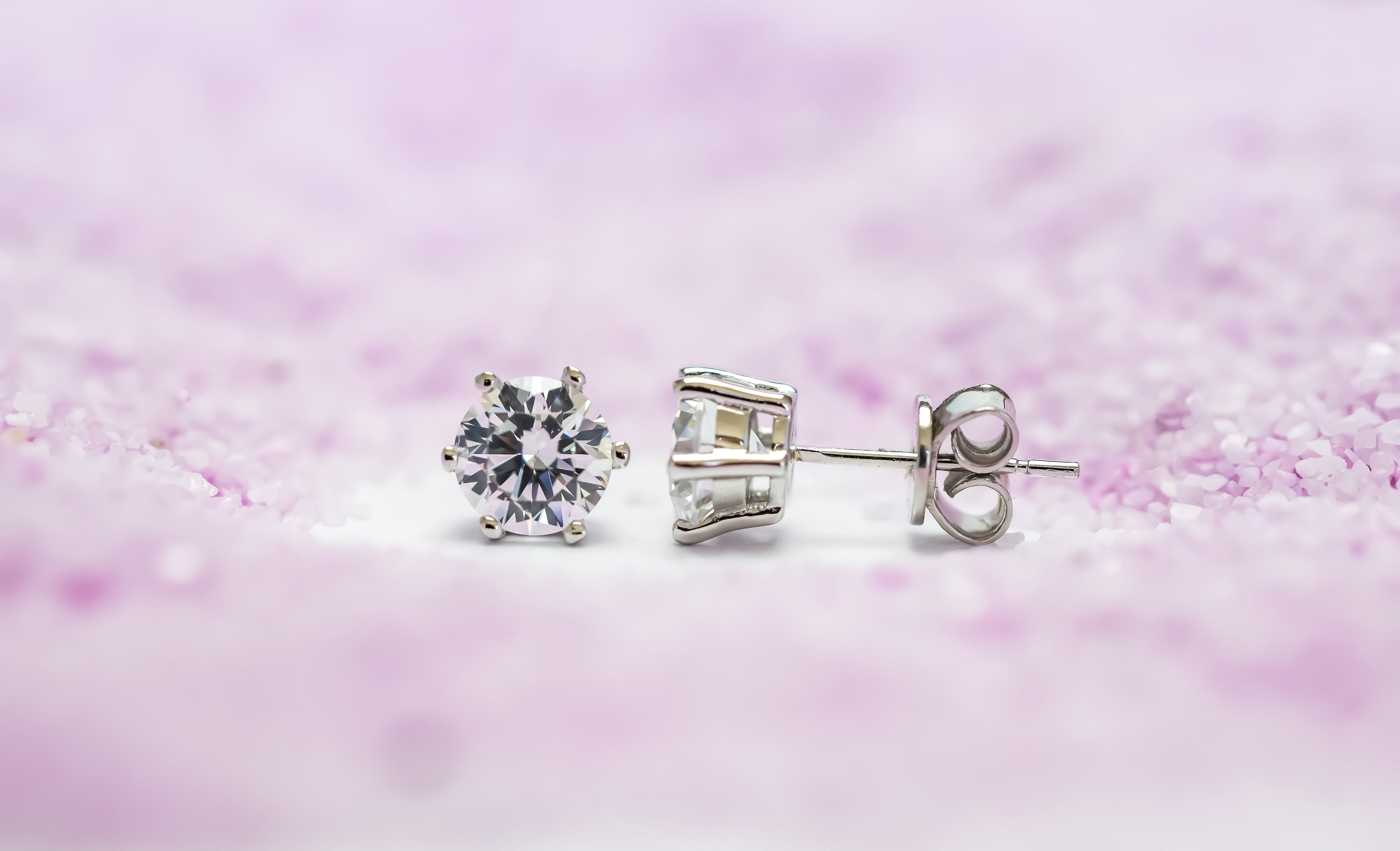 Oorbellen met steen, diamant oorbellen, oorbellen met witte stenen, ronde stenen oorbellen, kleine oorknoppen, oorsieraden zilver, zilveren oorknoppen, subtiele oorknoppen, fijne zilveren oorknoppen zilver