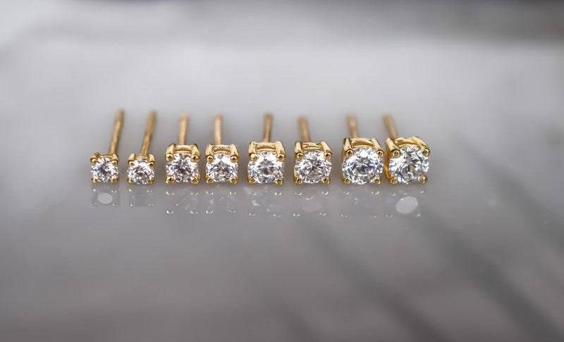 gouden witte oorknoppen, kleine gouden oorbellen met stenen, oorknoppen met witte stenen, gouden oorbellen met ronde stenen