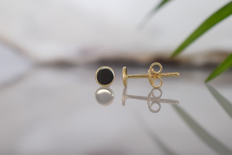 BeMy gouden sieraden zijn met veel passie en liefde ontworpen. Alleen hoogwaardige kwaliteit en de beste materialen zijn voor deze collectie uitgekozen. De collectie is vrouwelijk en heeft een eigentijdse stijl. Elk ontwerp heeft haar eigen vrouwelijke lijnen en vormen die de sieraad uniek maakt. De subtiele en klassieke designs laten zich makkelijk combineren van tijdloos, klassiek, trendy en feestelijk.