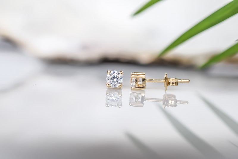 gouden witte oorknoppen, kleine gouden oorbellen met stenen, oorknoppen met witte stenen, gouden oorbellen met ronde stenen