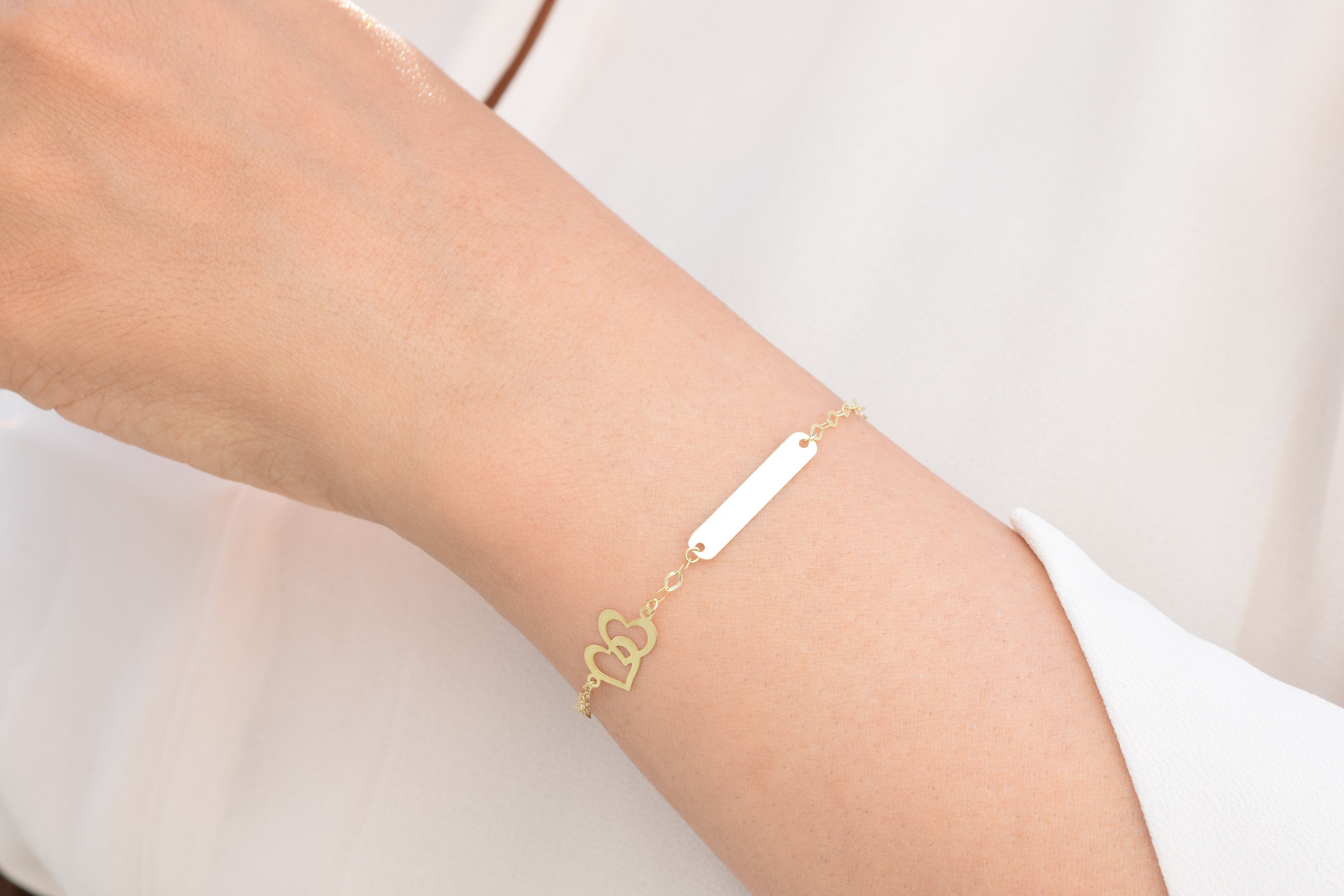 gouden naamplaatje armband, dames armband, gouden graveer armband, graveerplaatje met hartjes armband, schakelarmband, moeder kind armband goud